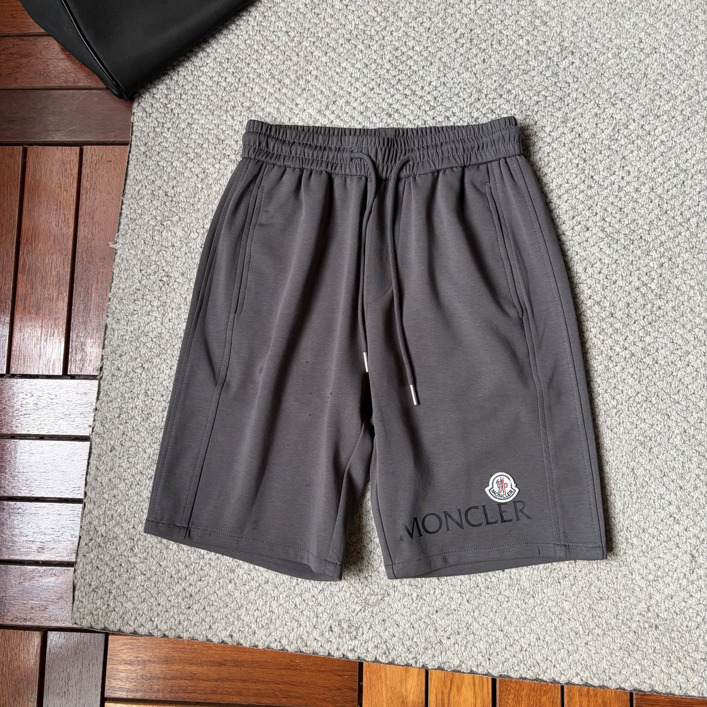 NO:926973,Meng's 2026 new summer style shorts and casual pants, counter-customized fabrics with high breathability and comfort, impeccable details, brand element design concept, reflecting high quality. It feels delicate and soft!  It presents a casual cut and the upper body shape is awesome!  Size M-3XL,,shorts,19860909蒙‘’2026夏季新款 短裤 休闲裤,专柜定制面料 透气舒适度高,细节无可挑剔,品牌元素设计理念,体现高品质.手感细腻柔软！呈现休闲裁剪,上身版型超赞！码数M-3XL,,shorts,,Men's clothing