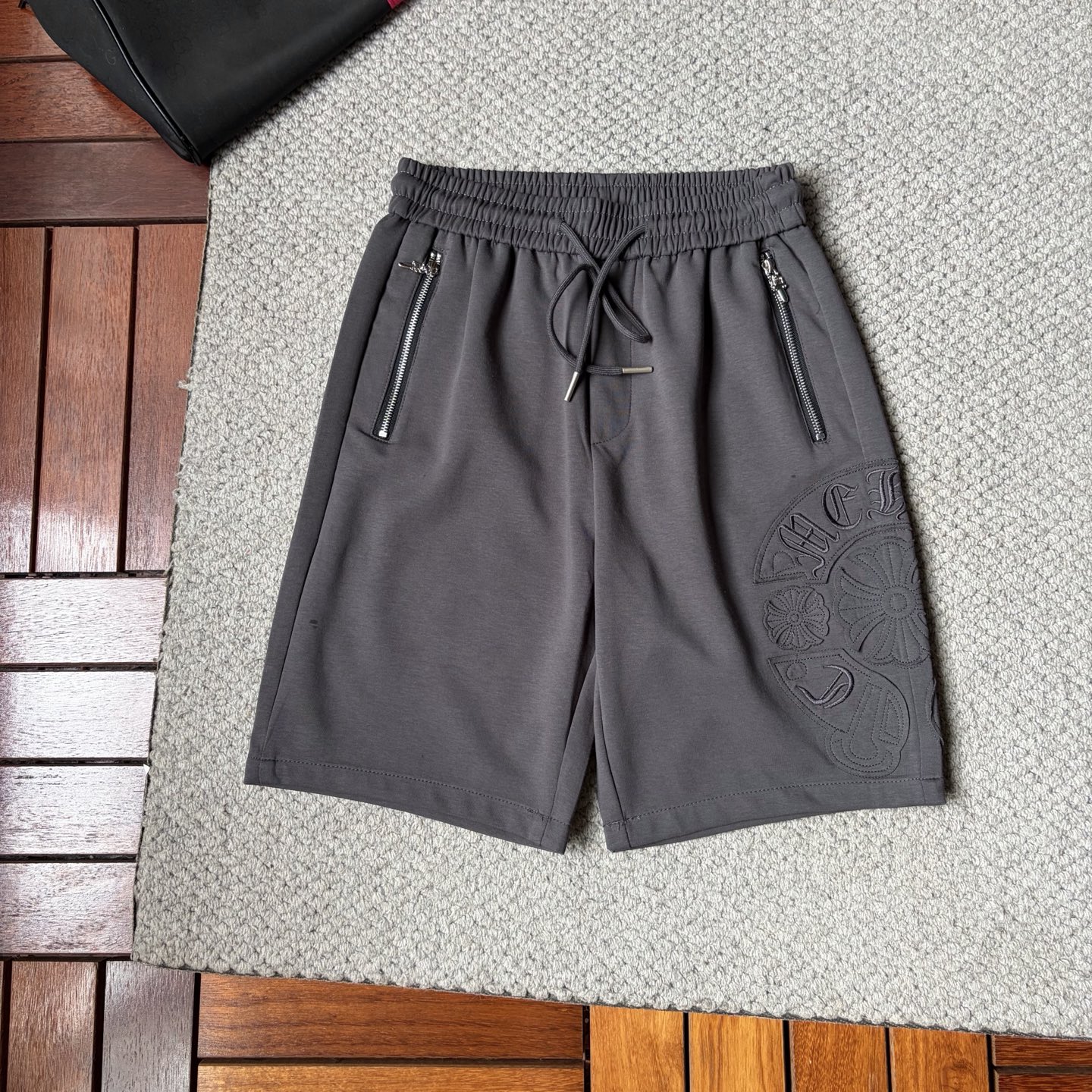 NO:906497,Gram’s 2026 new summer style shorts and casual pants, counter-customized fabrics with high breathability and comfort, impeccable details, brand element design concept, reflecting high quality. It feels delicate and soft!  It presents a casual cut and the upper body shape is awesome!  Size M-3XL,,shorts,19860909克’2026夏季新款 短裤 休闲裤,专柜定制面料 透气舒适度高,细节无可挑剔,品牌元素设计理念,体现高品质.手感细腻柔软！呈现休闲裁剪,上身版型超赞！码数M-3XL,,shorts,,Men's clothing
