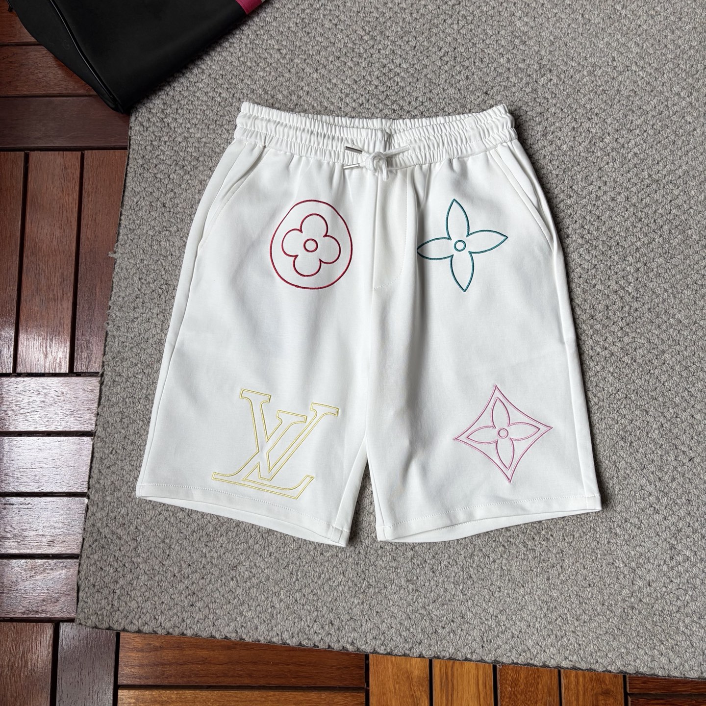 NO:906502,Luoyi's 2026 new summer style shorts and casual pants, counter-customized fabrics with high breathability and comfort, impeccable details, brand element design concept, reflecting high quality. It feels delicate and soft!  It presents a casual cut and the upper body shape is awesome!  Size M-3XL,,loewe,shorts,19860909罗意‘’2026夏季新款 短裤 休闲裤,专柜定制面料 透气舒适度高,细节无可挑剔,品牌元素设计理念,体现高品质.手感细腻柔软！呈现休闲裁剪,上身版型超赞！码数M-3XL,,loewe,shorts,,Men's clothing