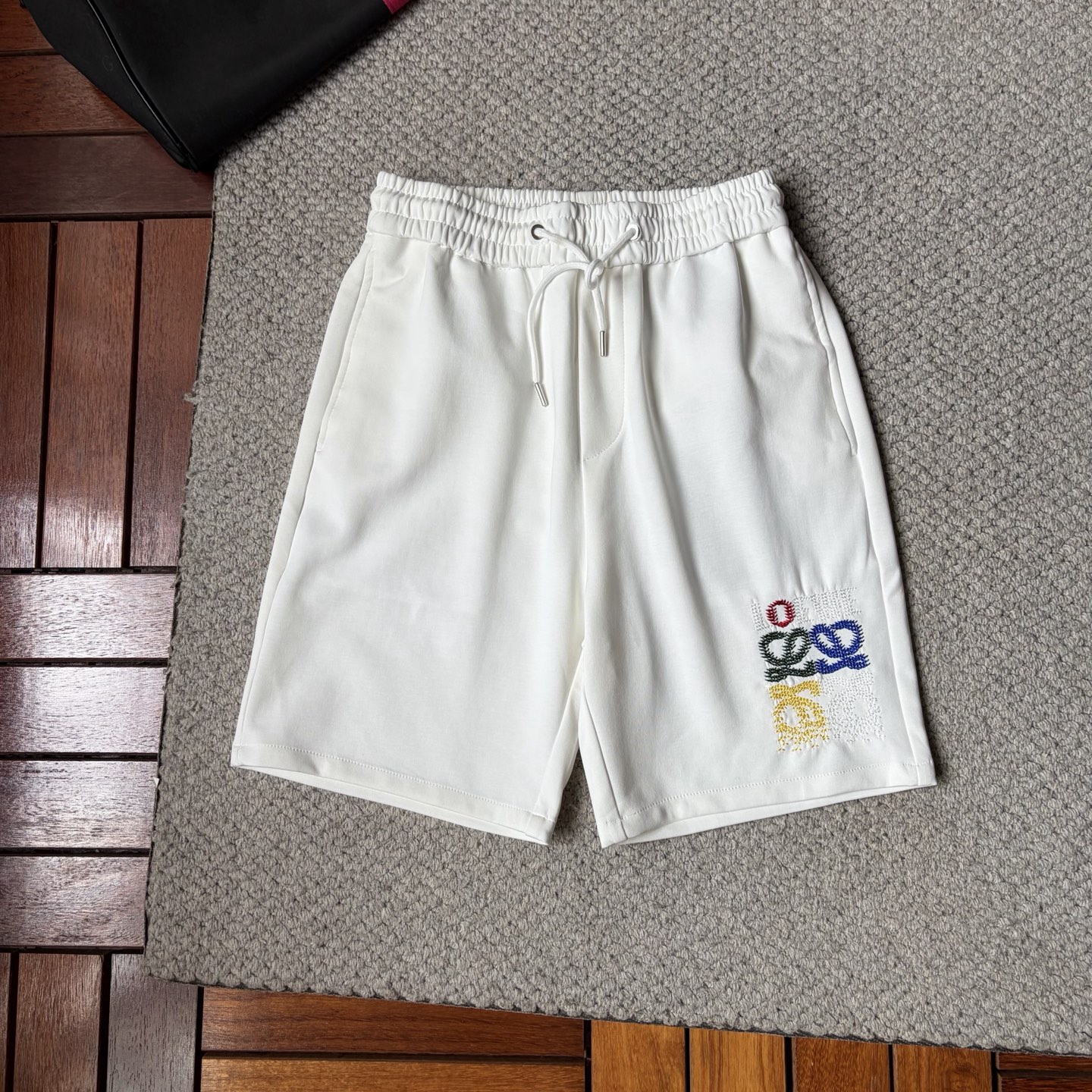 NO:906512,Luo Yi’s 2026 new summer style shorts and casual pants, customized fabrics at the counter, with high breathability and comfort, impeccable details, brand element design concept, reflecting high quality. It feels delicate and soft!  It presents a casual cut and the upper body shape is awesome!  Size M-3XL,,loewe,shorts,19860909罗意 ’2026夏季新款 短裤 休闲裤,专柜定制面料 透气舒适度高,细节无可挑剔,品牌元素设计理念,体现高品质.手感细腻柔软！呈现休闲裁剪,上身版型超赞！码数M-3XL,,loewe,shorts,,Men's clothing