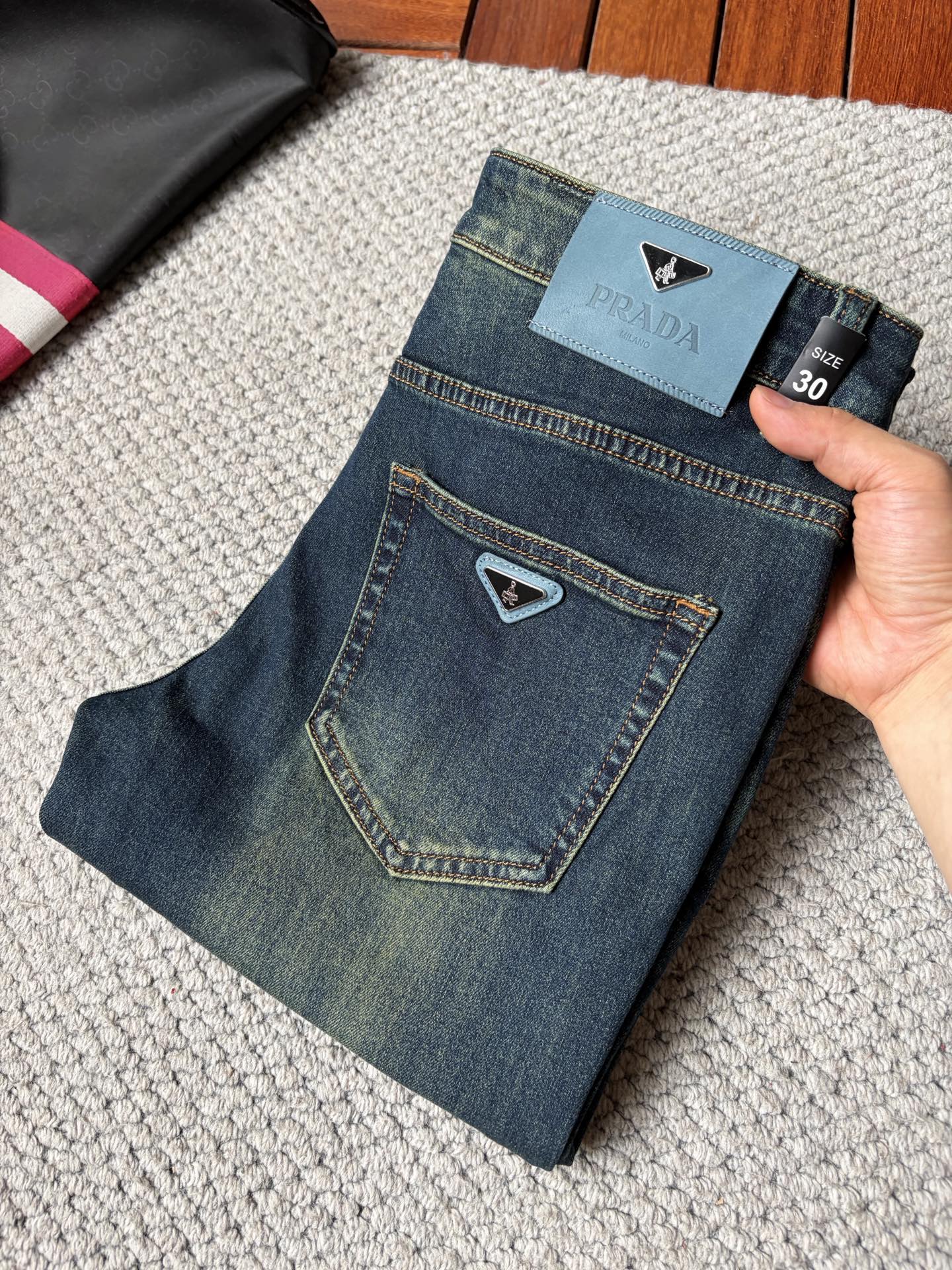 NO:907009,Prada high-end series trade channel goods!  European customized version of 2026 new jeans. The upper body effect is very good. Original hardware!  Stylish and stylish, the fabric is slightly elastic, comfortable and breathable, and will not pill. The latest element design in 26 years and the selection of hardware are also selected from high-grade hardware. I like the cool men in magazines who wear casual shirts with cool casual shoes. They have a vibrant and youthful style. Even if you are older, this style is completely competent. How to match it and how to be frank and masculine!  Size 29～3837,,prada,jeans,19860909普拉达 高端系列贸易渠道货！欧洲定制版 2026新款牛仔裤 上身效果非常的棒 原版五金！时尚而有型 面料带微弹性 舒适透气 不会起球 26年最新元素设计 以及五金的选材上也都是精选高等级五金 喜爱杂志中酷酷的男人 穿着休闲衬衣 搭配酷酷休闲鞋 一身活力四射的青春范 即使年纪大点此款也完全可以胜任 真是怎么搭怎么率性男人味十足！尺码29～3837,,prada,jeans,,Men's clothing