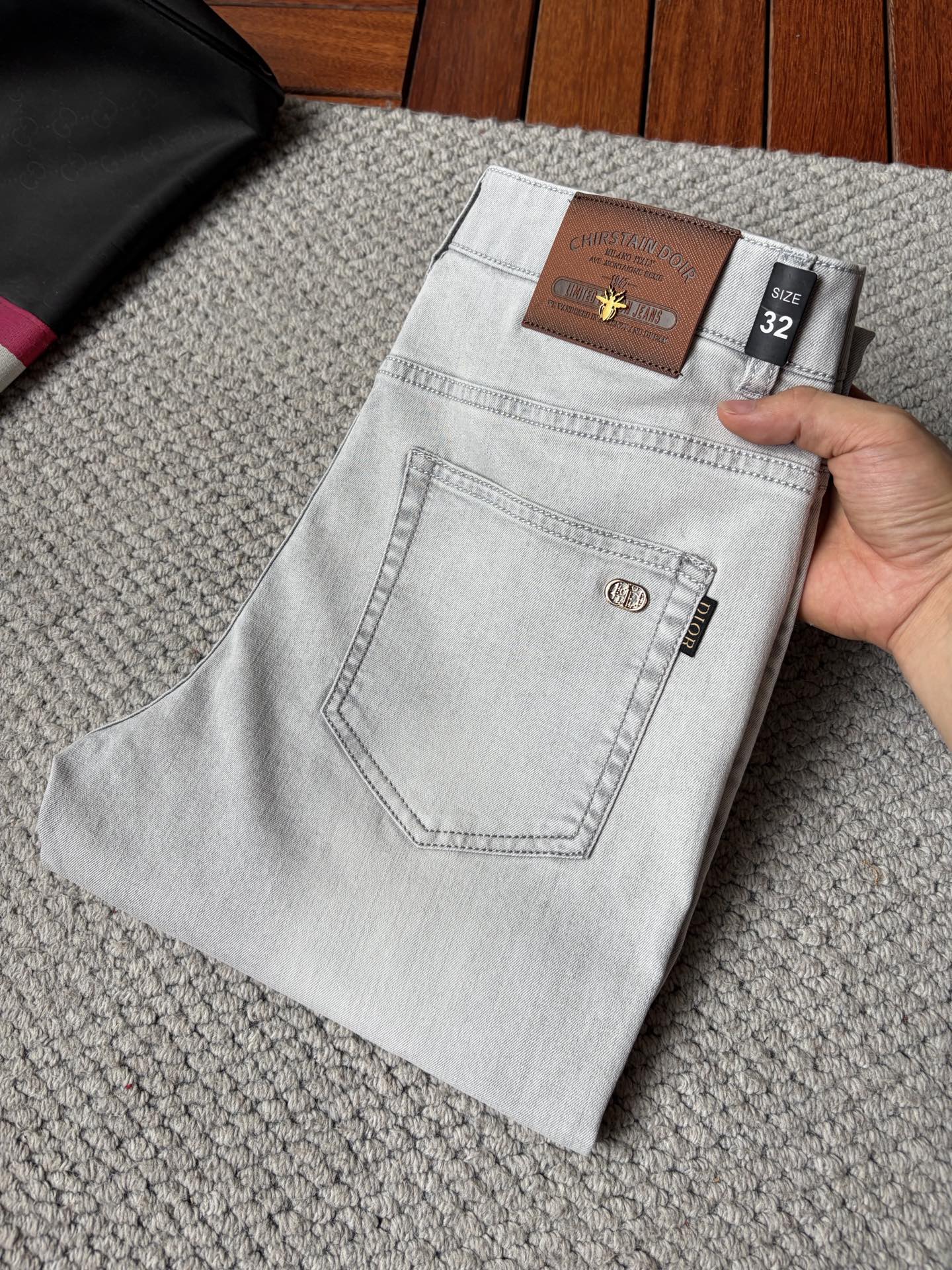 NO:932862,dr high-end series trade channel goods!  European customized version of 2026 new jeans. The upper body effect is very good. Original hardware!  Stylish and stylish, the fabric is slightly elastic, comfortable and breathable, and will not pill. The latest element design in 26 years and the selection of hardware are also selected from high-grade hardware. I like the cool men in magazines who wear casual shirts with cool casual shoes. They have a vibrant and youthful style. Even if you are older, this style is completely competent. How to match it and how to be frank and masculine!  Size 29～3837,,jeans,19860909dr 高端系列贸易渠道货！欧洲定制版 2026新款牛仔裤 上身效果非常的棒 原版五金！时尚而有型 面料带微弹性 舒适透气 不会起球 26年最新元素设计 以及五金的选材上也都是精选高等级五金 喜爱杂志中酷酷的男人 穿着休闲衬衣 搭配酷酷休闲鞋 一身活力四射的青春范 即使年纪大点此款也完全可以胜任 真是怎么搭怎么率性男人味十足！尺码29～3837,,jeans,,Men's clothing