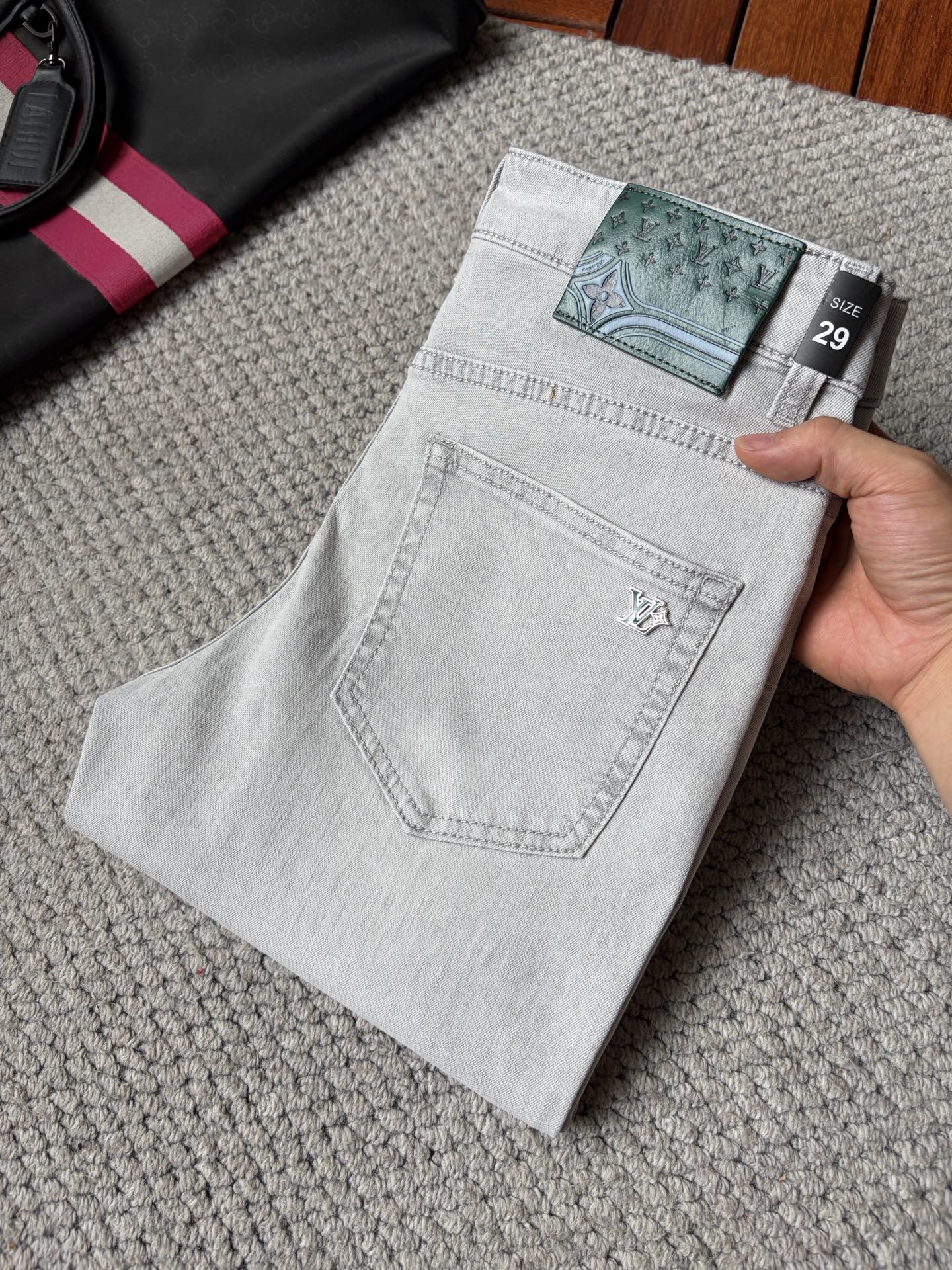 NO:932853,LV high-end series trade channel goods!  European customized version of 2026 new jeans. The upper body effect is very good. Original hardware!  Stylish and stylish, the fabric is slightly elastic, comfortable and breathable, and will not pill. The latest element design in 26 years and the selection of hardware are also selected from high-grade hardware. I like the cool men in magazines who wear casual shirts with cool casual shoes. They have a vibrant and youthful style. Even if you are older, this style is completely competent. How to match it and how to be frank and masculine!  Size 29～3837,,louis vuitton,jeans,19860909LV高端系列贸易渠道货！欧洲定制版 2026新款牛仔裤 上身效果非常的棒 原版五金！时尚而有型 面料带微弹性 舒适透气 不会起球 26年最新元素设计 以及五金的选材上也都是精选高等级五金 喜爱杂志中酷酷的男人 穿着休闲衬衣 搭配酷酷休闲鞋 一身活力四射的青春范 即使年纪大点此款也完全可以胜任 真是怎么搭怎么率性男人味十足！尺码29～3837,,louis vuitton,jeans,,Men's clothing