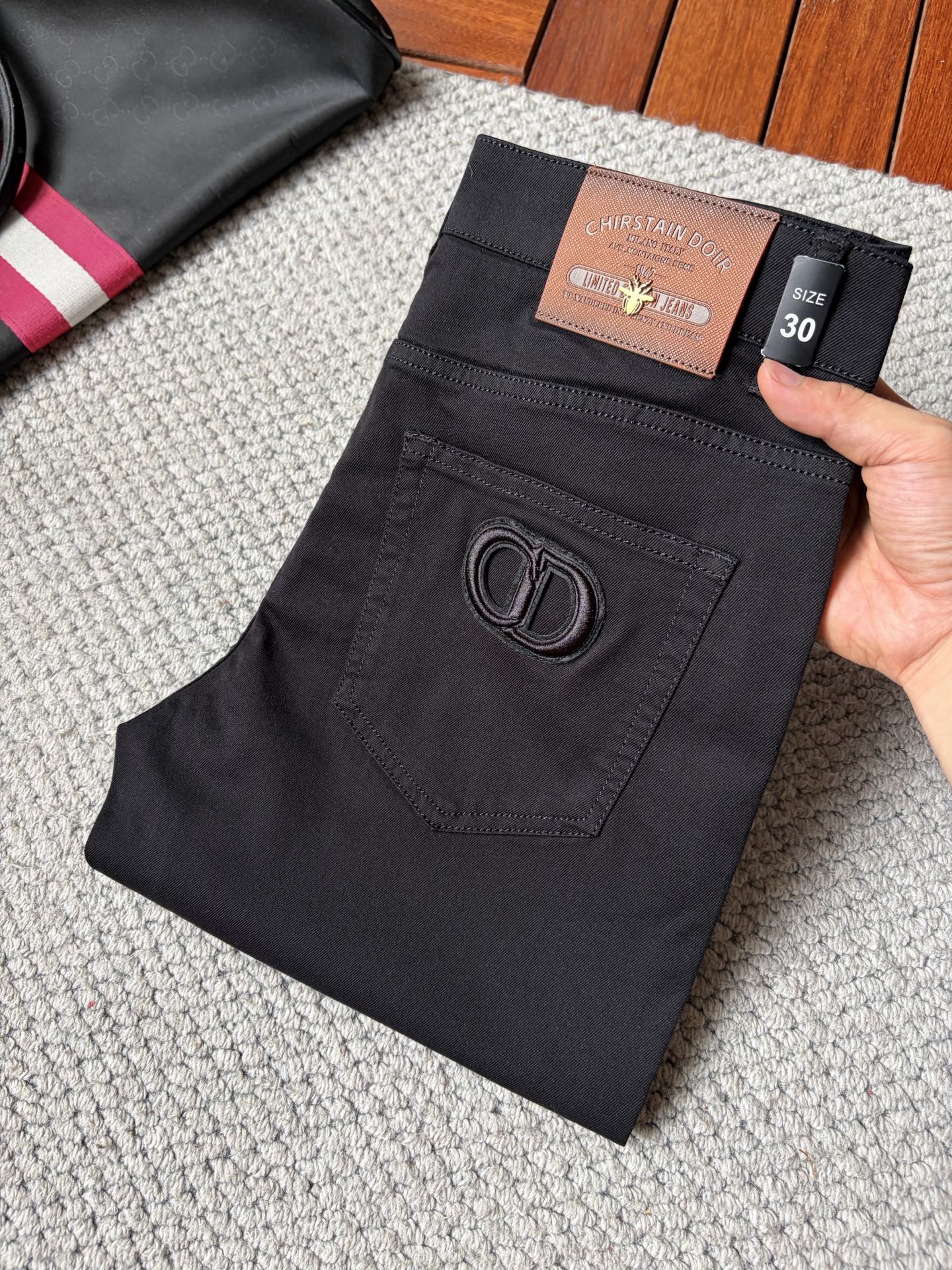 NO:907012,dr high-end series trade channel goods!  European customized version of 2026 new jeans. The upper body effect is very good. Original hardware!  Stylish and stylish, the fabric is slightly elastic, comfortable and breathable, and will not pill. The latest element design in 26 years and the selection of hardware are also selected from high-grade hardware. I like the cool men in magazines who wear casual shirts with cool casual shoes. They have a vibrant and youthful style. Even if you are older, this style is completely competent. How to match it and how to be frank and masculine!  Size 29～3837,,jeans,19860909dr高端系列贸易渠道货！欧洲定制版 2026新款牛仔裤 上身效果非常的棒 原版五金！时尚而有型 面料带微弹性 舒适透气 不会起球 26年最新元素设计 以及五金的选材上也都是精选高等级五金 喜爱杂志中酷酷的男人 穿着休闲衬衣 搭配酷酷休闲鞋 一身活力四射的青春范 即使年纪大点此款也完全可以胜任 真是怎么搭怎么率性男人味十足！尺码29～3837,,jeans,,Men's clothing