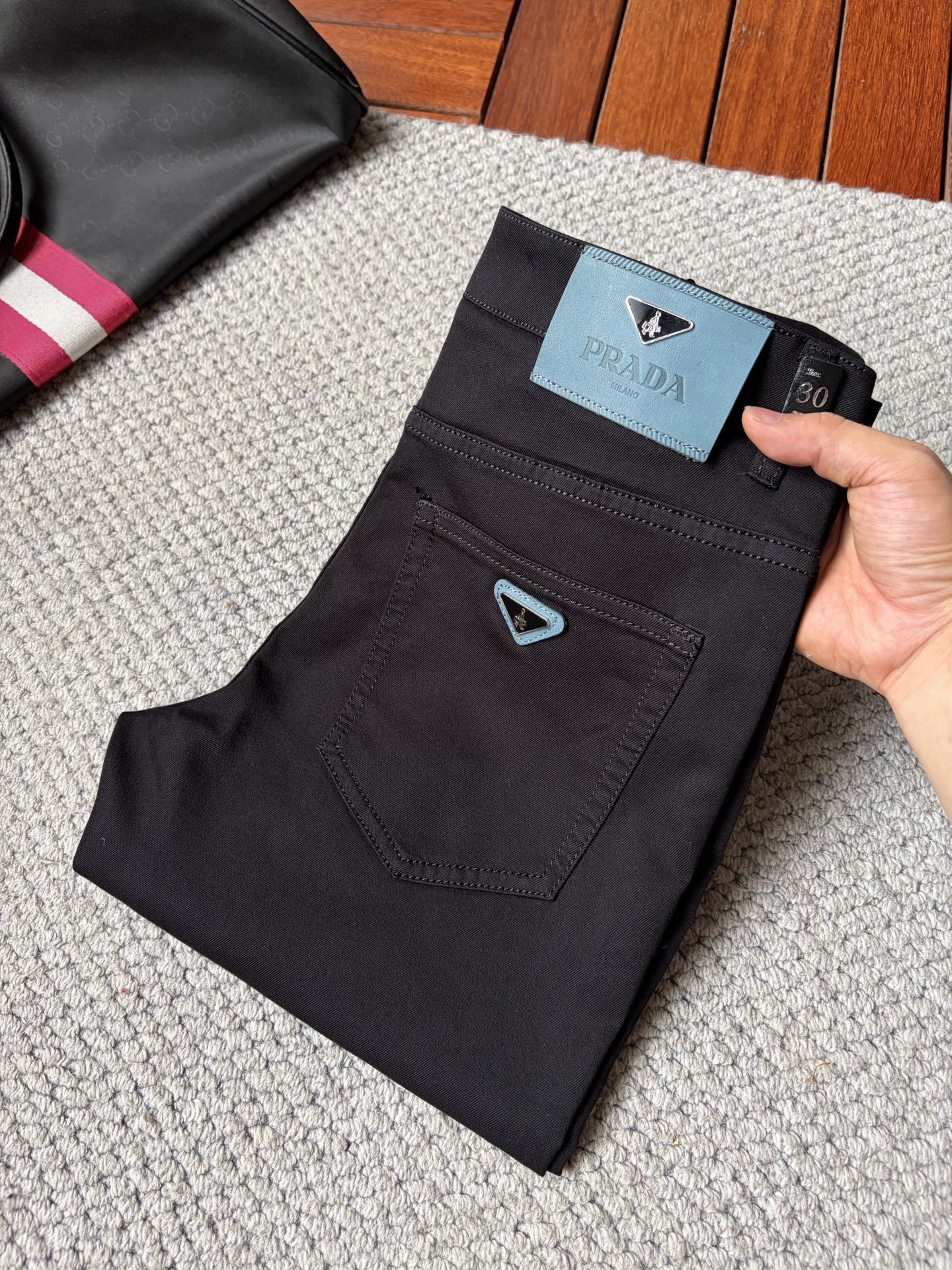 NO:907015,Pula high-end series trade channel goods!  European customized version of 2026 new jeans. The upper body effect is very good. Original hardware!  Stylish and stylish, the fabric is slightly elastic, comfortable and breathable, and will not pill. The latest element design in 26 years and the selection of hardware are also selected from high-grade hardware. I like the cool men in magazines who wear casual shirts with cool casual shoes. They have a vibrant and youthful style. Even if you are older, this style is completely competent. How to match it and how to be frank and masculine!  Size 29～3837,,prada,jeans,19860909普拉 高端系列贸易渠道货！欧洲定制版 2026新款牛仔裤 上身效果非常的棒 原版五金！时尚而有型 面料带微弹性 舒适透气 不会起球 26年最新元素设计 以及五金的选材上也都是精选高等级五金 喜爱杂志中酷酷的男人 穿着休闲衬衣 搭配酷酷休闲鞋 一身活力四射的青春范 即使年纪大点此款也完全可以胜任 真是怎么搭怎么率性男人味十足！尺码29～3837,,prada,jeans,,Men's clothing