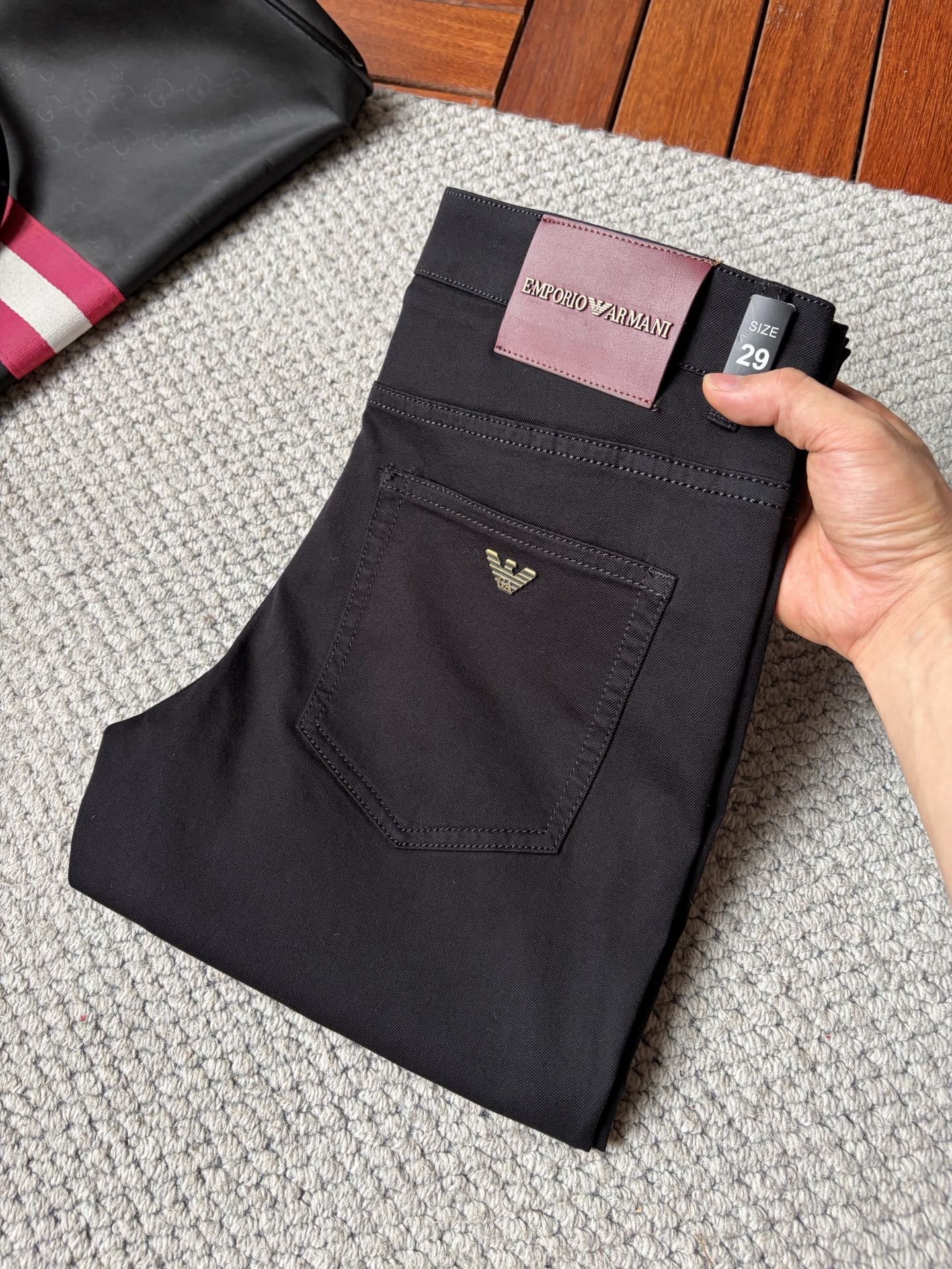 NO:907019,Armani high-end series trade channel goods!  European customized version of 2026 new jeans. The upper body effect is very good. Original hardware!  Stylish and stylish, the fabric is slightly elastic, comfortable and breathable, and will not pill. The latest element design in 26 years and the selection of hardware are also selected from high-grade hardware. I like the cool men in magazines who wear casual shirts with cool casual shoes. They have a vibrant and youthful style. Even if you are older, this style is completely competent. How to match it and how to be frank and masculine!  Size 29～3837,,armani,jeans,19860909阿玛尼 高端系列贸易渠道货！欧洲定制版 2026新款牛仔裤 上身效果非常的棒 原版五金！时尚而有型 面料带微弹性 舒适透气 不会起球 26年最新元素设计 以及五金的选材上也都是精选高等级五金 喜爱杂志中酷酷的男人 穿着休闲衬衣 搭配酷酷休闲鞋 一身活力四射的青春范 即使年纪大点此款也完全可以胜任 真是怎么搭怎么率性男人味十足！尺码29～3837,,armani,jeans,,Men's clothing