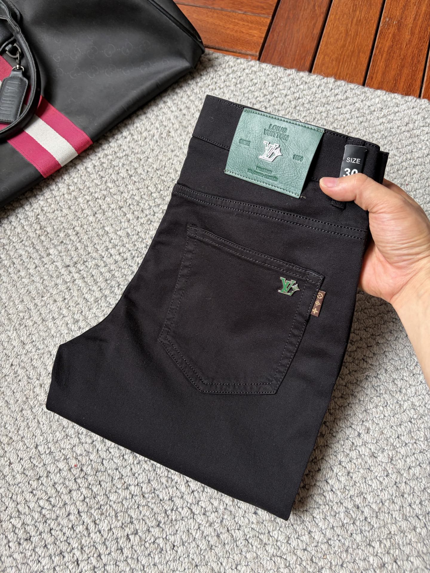 NO:907023,LV high-end series trade channel goods!  European customized version of 2026 new jeans. The upper body effect is very good. Original hardware!  Stylish and stylish, the fabric is slightly elastic, comfortable and breathable, and will not pill. The latest element design in 26 years and the selection of hardware are also selected from high-grade hardware. I like the cool men in magazines who wear casual shirts with cool casual shoes. They have a vibrant and youthful style. Even if you are older, this style is completely competent. How to match it and how to be frank and masculine!  Size 29～3837,,louis vuitton,jeans,19860909LV高端系列贸易渠道货！欧洲定制版 2026新款牛仔裤 上身效果非常的棒 原版五金！时尚而有型 面料带微弹性 舒适透气 不会起球 26年最新元素设计 以及五金的选材上也都是精选高等级五金 喜爱杂志中酷酷的男人 穿着休闲衬衣 搭配酷酷休闲鞋 一身活力四射的青春范 即使年纪大点此款也完全可以胜任 真是怎么搭怎么率性男人味十足！尺码29～3837,,louis vuitton,jeans,,Men's clothing