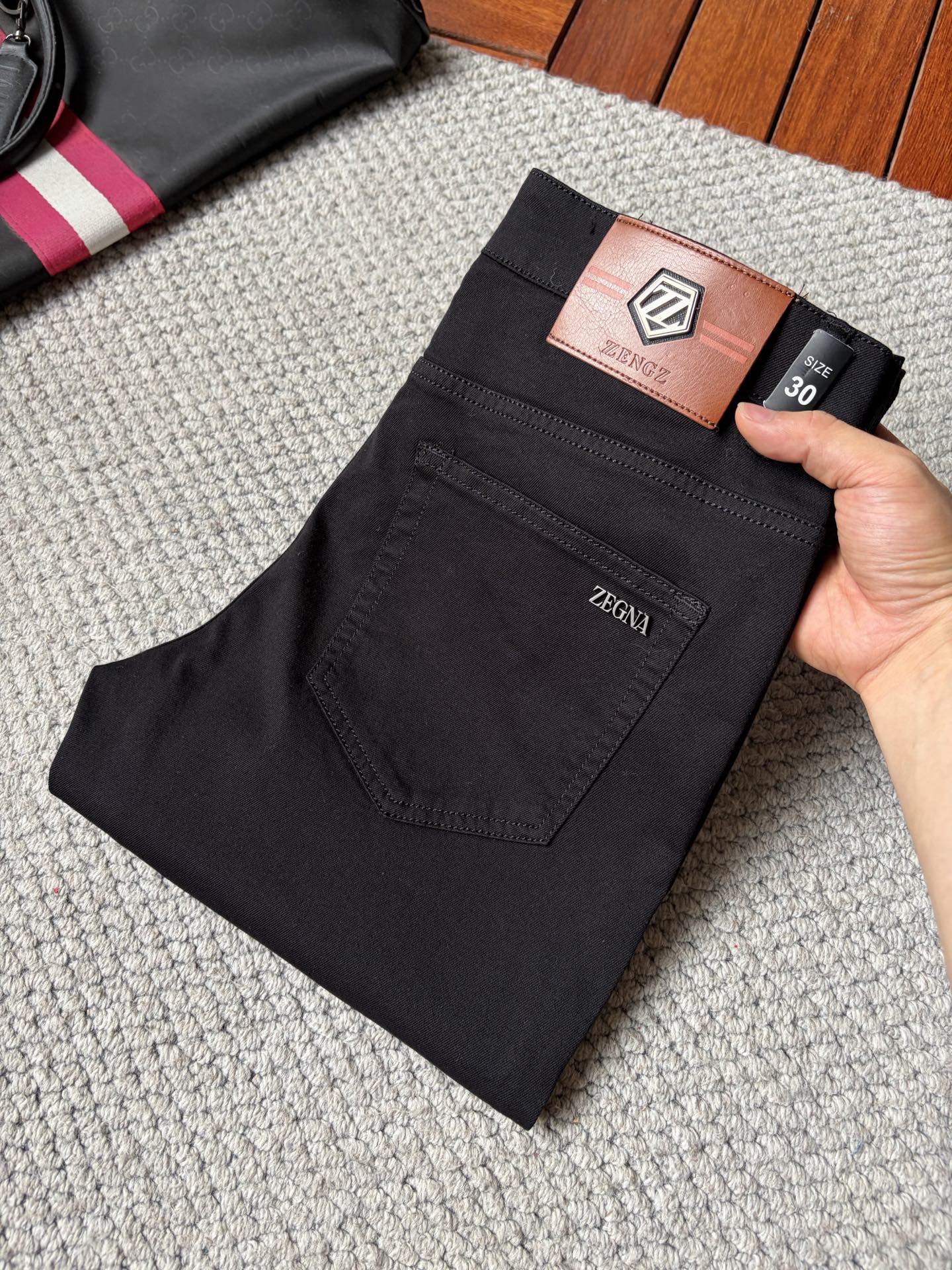 NO:906993,Zegna high-end series trade channel goods!  European customized version of 2026 new jeans. The upper body effect is very good. Original hardware!  Stylish and stylish, the fabric is slightly elastic, comfortable and breathable, and will not pill. The latest element design in 26 years and the selection of hardware are also selected from high-grade hardware. I like the cool men in magazines who wear casual shirts with cool casual shoes. They have a vibrant and youthful style. Even if you are older, this style is completely competent. How to match it and how to be frank and masculine!  Size 29～3837,,zegna,jeans,19860909杰尼亚 高端系列贸易渠道货！欧洲定制版 2026新款牛仔裤 上身效果非常的棒 原版五金！时尚而有型 面料带微弹性 舒适透气 不会起球 26年最新元素设计 以及五金的选材上也都是精选高等级五金 喜爱杂志中酷酷的男人 穿着休闲衬衣 搭配酷酷休闲鞋 一身活力四射的青春范 即使年纪大点此款也完全可以胜任 真是怎么搭怎么率性男人味十足！尺码29～3837,,zegna,jeans,,Men's clothing
