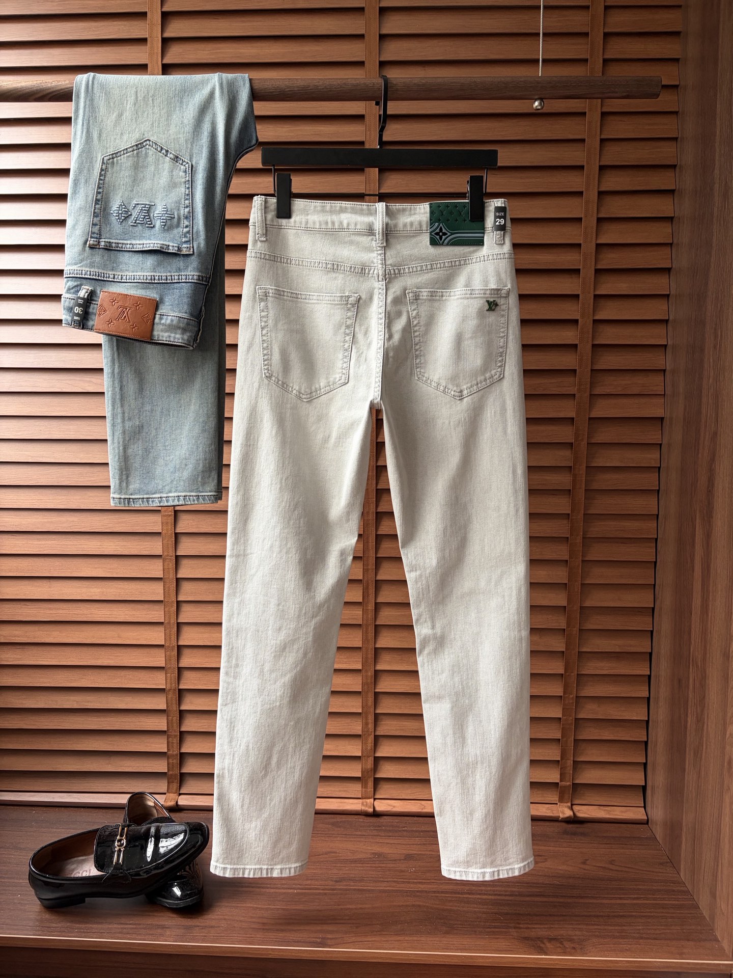 NO:917374,LV high-end customization, the latest jeans are sold simultaneously at the counter. Original customization. Customer-supplied hardware accessories. Original quality. Imported solid-color denim elastic fabric. Heavy washing. Fine workmanship and routing. Excellent upper body!  Preferred items……………………………………………………………… Size29-38,,louis vuitton,jeans,19860909LV高端定制、最新款牛仔裤 柜台同步发售 原版定制 客供五金辅料 原单品质 进口固色牛仔弹力面料 重工洗水 做工走线精细 上身绝佳！优选单品 …………………………………………………… Size29-38,,louis vuitton,jeans,,Men's clothing