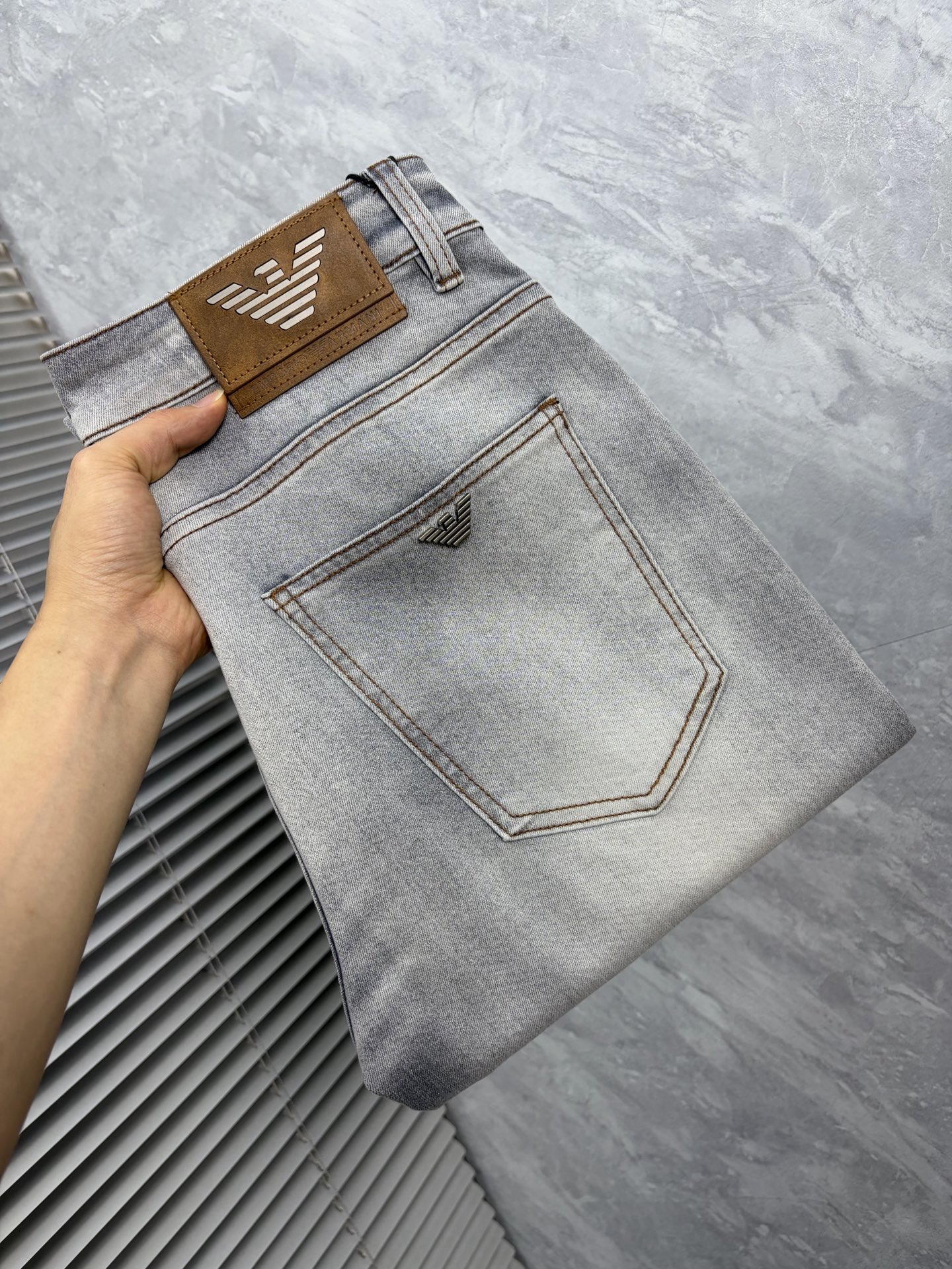 NO:934045,Ah Mani 2026 Early Autumn New Men's Jeans Original Factory Original Fabric Original Washing Water!  Imported original washed elastic fabric, complicated handicraft superposition, any washing process will turn into a completely different color effect if you stay for a few seconds longer, so it is more precious, especially durable and taste-resistant... Use the best elastic texture of tannin, genuine leather labels, high-end metal accessories... to create a unique and original jeans style!  Original hardware accessories, super correct fit, comfortable and breathable, extremely high grade, counter quality, handsome upper body. Size 29-38, no 37,,jeans,19860909啊玛尼 2026早秋新款 男士牛仔裤原厂原布原洗水！进口原版水洗弹力面料,复杂的手工艺叠加,任何一个洗水环节多停留几秒都会变成完全不一样的颜色效果,所以越加珍贵,特别持久、耐味…… 选用上乘的丹宁弹力质感,真皮皮牌、高定的金属辅料……打造出独特及原创的牛仔裤款型！原版五金辅料,版型超正,舒适透气,档次极高,专柜品质,上身帅气十足. 码数29-38,无 37,,jeans,,Men's clothing