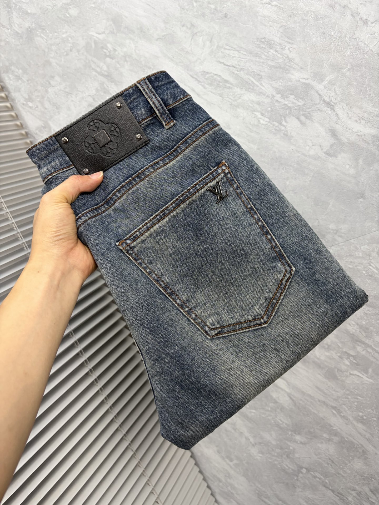 NO:934043,LV2026 early autumn new style men's jeans original factory original fabric original wash water!  Imported original washed elastic fabric, complicated handicraft superposition, any washing process will turn into a completely different color effect if you stay for a few seconds longer, so it is more precious, especially durable and taste-resistant... Use the best elastic texture of tannin, genuine leather labels, high-end metal accessories... to create a unique and original jeans style!  Original hardware accessories, super correct fit, comfortable and breathable, extremely high grade, counter quality, handsome upper body. Size 29-38, no 37,, louis vuitton, jeans,19860909LV2026早秋新款 男士牛仔裤原厂原布原洗水！进口原版水洗弹力面料,复杂的手工艺叠加,任何一个洗水环节多停留几秒都会变成完全不一样的颜色效果,所以越加珍贵,特别持久、耐味…… 选用上乘的丹宁弹力质感,真皮皮牌、高定的金属辅料……打造出独特及原创的牛仔裤款型！原版五金辅料,版型超正,舒适透气,档次极高,专柜品质,上身帅气十足. 码数29-38,无 37,,louis vuitton,jeans,,Men's clothing