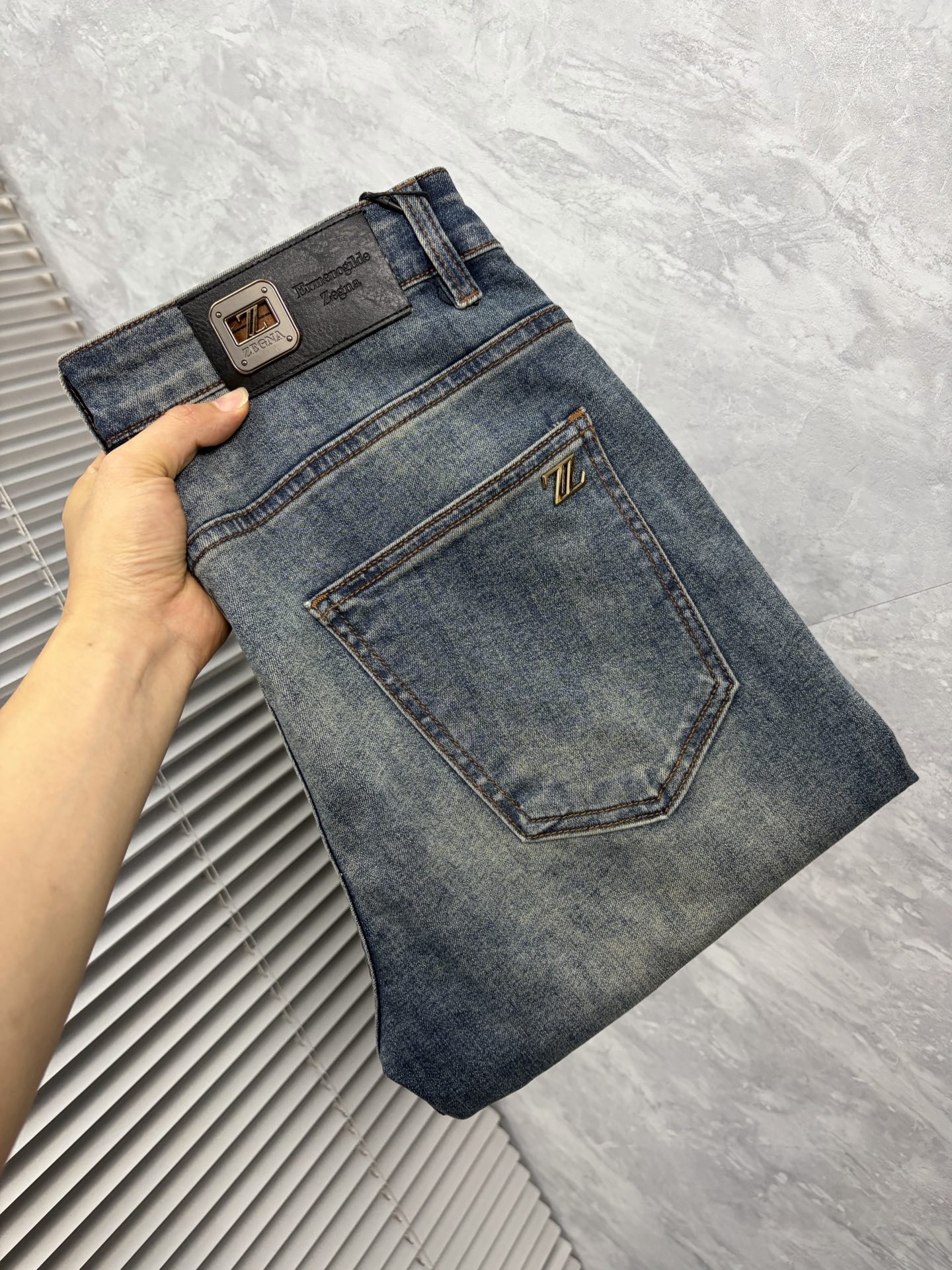 NO:907963,Ermenegildo Zegna 2026 Early Autumn New Men's Jeans Original Factory Original Fabric Original Wash!  Imported original washed elastic fabric, complicated handicraft superposition, any washing process will turn into a completely different color effect if you stay for a few seconds longer, so it is more precious, especially durable and taste-resistant... Use the best elastic texture of tannin, genuine leather labels, high-end metal accessories... to create a unique and original jeans style!  Original hardware accessories, super correct fit, comfortable and breathable, extremely high grade, counter quality, handsome upper body. Size 29-38, no 37,,zegna,jeans,19860909杰尼亚 2026早秋新款 男士牛仔裤原厂原布原洗水！进口原版水洗弹力面料,复杂的手工艺叠加,任何一个洗水环节多停留几秒都会变成完全不一样的颜色效果,所以越加珍贵,特别持久、耐味…… 选用上乘的丹宁弹力质感,真皮皮牌、高定的金属辅料……打造出独特及原创的牛仔裤款型！原版五金辅料,版型超正,舒适透气,档次极高,专柜品质,上身帅气十足. 码数29-38,无 37,,zegna,jeans,,Men's clothing