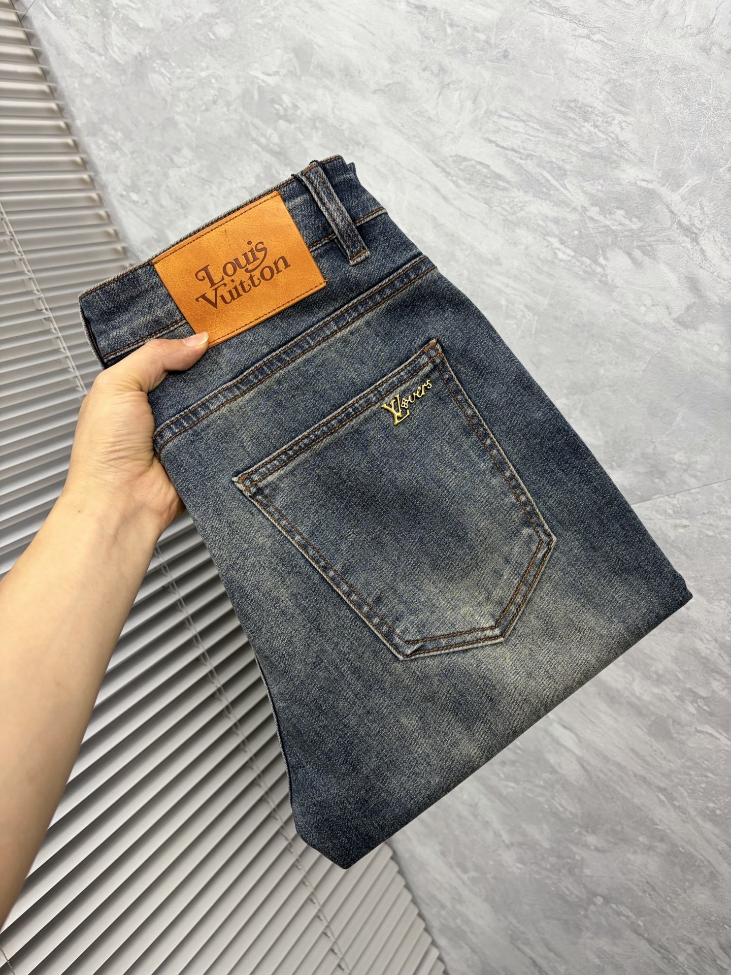 NO:934039,LV 2026 early autumn new men's jeans original factory original fabric original wash water!  Imported original washed elastic fabric, complicated handicraft superposition, any washing process will turn into a completely different color effect if you stay for a few seconds longer, so it is more precious, especially durable and taste-resistant... Use the best elastic texture of tannin, genuine leather labels, high-end metal accessories... to create a unique and original jeans style!  Original hardware accessories, super correct fit, comfortable and breathable, extremely high grade, counter quality, handsome upper body. Size 29-38, no 37,, louis vuitton, jeans,19860909LV 2026早秋新款 男士牛仔裤原厂原布原洗水！进口原版水洗弹力面料,复杂的手工艺叠加,任何一个洗水环节多停留几秒都会变成完全不一样的颜色效果,所以越加珍贵,特别持久、耐味…… 选用上乘的丹宁弹力质感,真皮皮牌、高定的金属辅料……打造出独特及原创的牛仔裤款型！原版五金辅料,版型超正,舒适透气,档次极高,专柜品质,上身帅气十足. 码数29-38,无 37,,louis vuitton,jeans,,Men's clothing