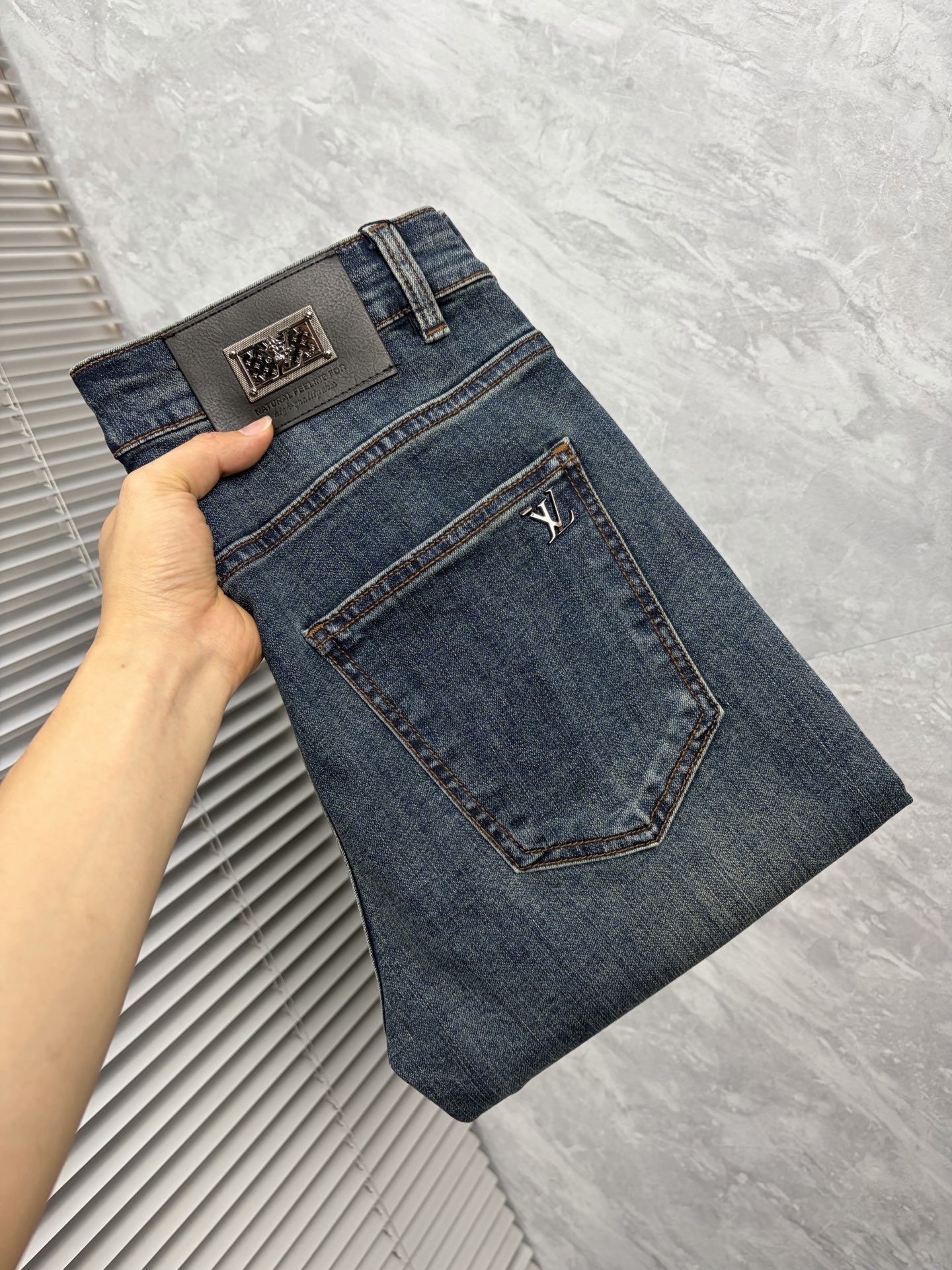 NO:934035,LV2026 early autumn new style men's jeans original factory original fabric original wash water!  Imported original washed elastic fabric, complicated handicraft superposition, any washing process will turn into a completely different color effect if you stay for a few seconds longer, so it is more precious, especially durable and taste-resistant... Use the best elastic texture of tannin, genuine leather labels, high-end metal accessories... to create a unique and original jeans style!  Original hardware accessories, super correct fit, comfortable and breathable, extremely high grade, counter quality, handsome upper body. Size 29-38, no 37,, louis vuitton, jeans,19860909LV2026早秋新款 男士牛仔裤原厂原布原洗水！进口原版水洗弹力面料,复杂的手工艺叠加,任何一个洗水环节多停留几秒都会变成完全不一样的颜色效果,所以越加珍贵,特别持久、耐味…… 选用上乘的丹宁弹力质感,真皮皮牌、高定的金属辅料……打造出独特及原创的牛仔裤款型！原版五金辅料,版型超正,舒适透气,档次极高,专柜品质,上身帅气十足. 码数29-38,无 37,,louis vuitton,jeans,,Men's clothing