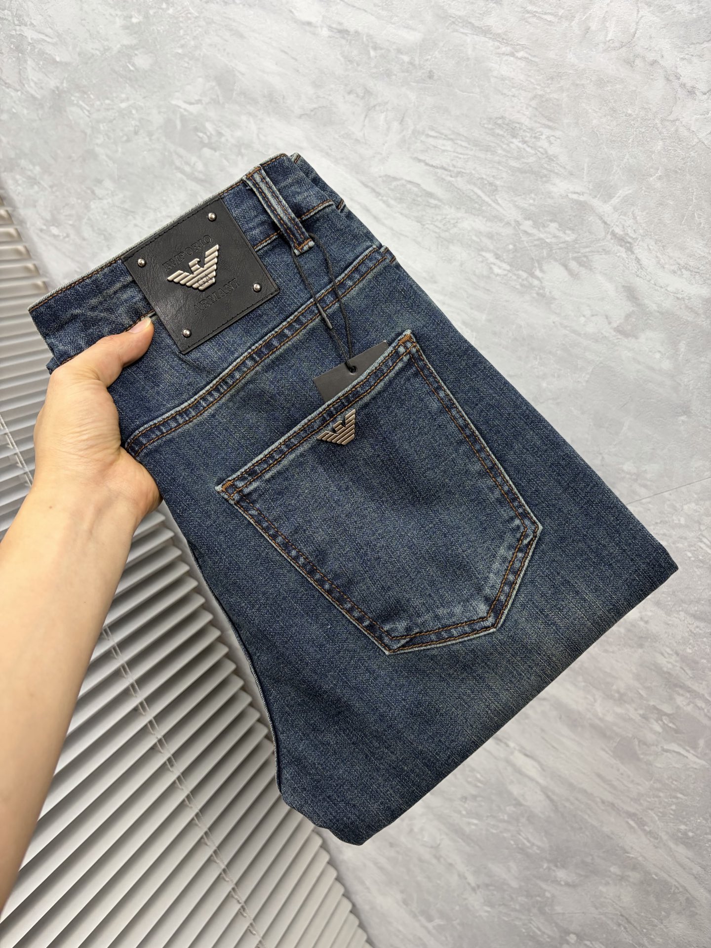 NO:907968,Ah Mani 2026 Early Autumn New Men's Jeans Original Factory Original Fabric Original Washing Water!  Imported original washed elastic fabric, complicated handicraft superposition, any washing process will turn into a completely different color effect if you stay for a few seconds longer, so it is more precious, especially durable and taste-resistant... Use the best elastic texture of tannin, genuine leather labels, high-end metal accessories... to create a unique and original jeans style!  Original hardware accessories, super correct fit, comfortable and breathable, extremely high grade, counter quality, handsome upper body. Size 29-38, no 37,,jeans,19860909啊玛尼 2026早秋新款 男士牛仔裤原厂原布原洗水！进口原版水洗弹力面料,复杂的手工艺叠加,任何一个洗水环节多停留几秒都会变成完全不一样的颜色效果,所以越加珍贵,特别持久、耐味…… 选用上乘的丹宁弹力质感,真皮皮牌、高定的金属辅料……打造出独特及原创的牛仔裤款型！原版五金辅料,版型超正,舒适透气,档次极高,专柜品质,上身帅气十足. 码数29-38,无 37,,jeans,,Men's clothing