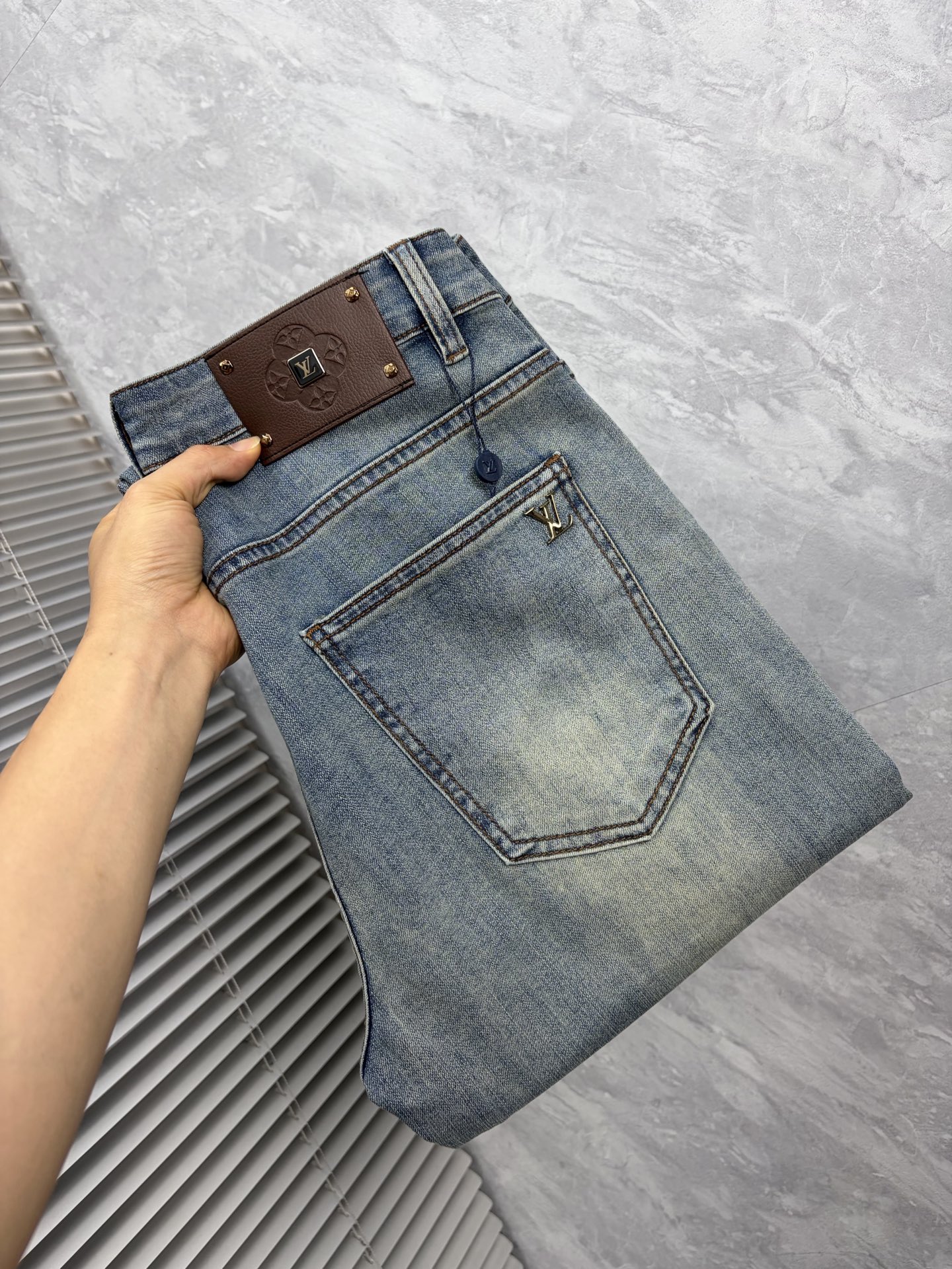 NO:907973,LV 2026 Early Autumn New Men's Jeans Original Factory Original Fabric Original Washing Water!  Imported original washed elastic fabric, complicated handicraft superposition, any washing process will turn into a completely different color effect if you stay for a few seconds longer, so it is more precious, especially durable and taste-resistant... Use the best elastic texture of tannin, genuine leather labels, high-end metal accessories... to create a unique and original jeans style!  Original hardware accessories, super correct fit, comfortable and breathable, extremely high grade, counter quality, handsome upper body. Size 29-38, no 37,, louis vuitton, jeans,19860909LV 2026早秋新款 男士牛仔裤原厂原布原洗水！进口原版水洗弹力面料,复杂的手工艺叠加,任何一个洗水环节多停留几秒都会变成完全不一样的颜色效果,所以越加珍贵,特别持久、耐味…… 选用上乘的丹宁弹力质感,真皮皮牌、高定的金属辅料……打造出独特及原创的牛仔裤款型！原版五金辅料,版型超正,舒适透气,档次极高,专柜品质,上身帅气十足. 码数29-38,无 37,,louis vuitton,jeans,,Men's clothing