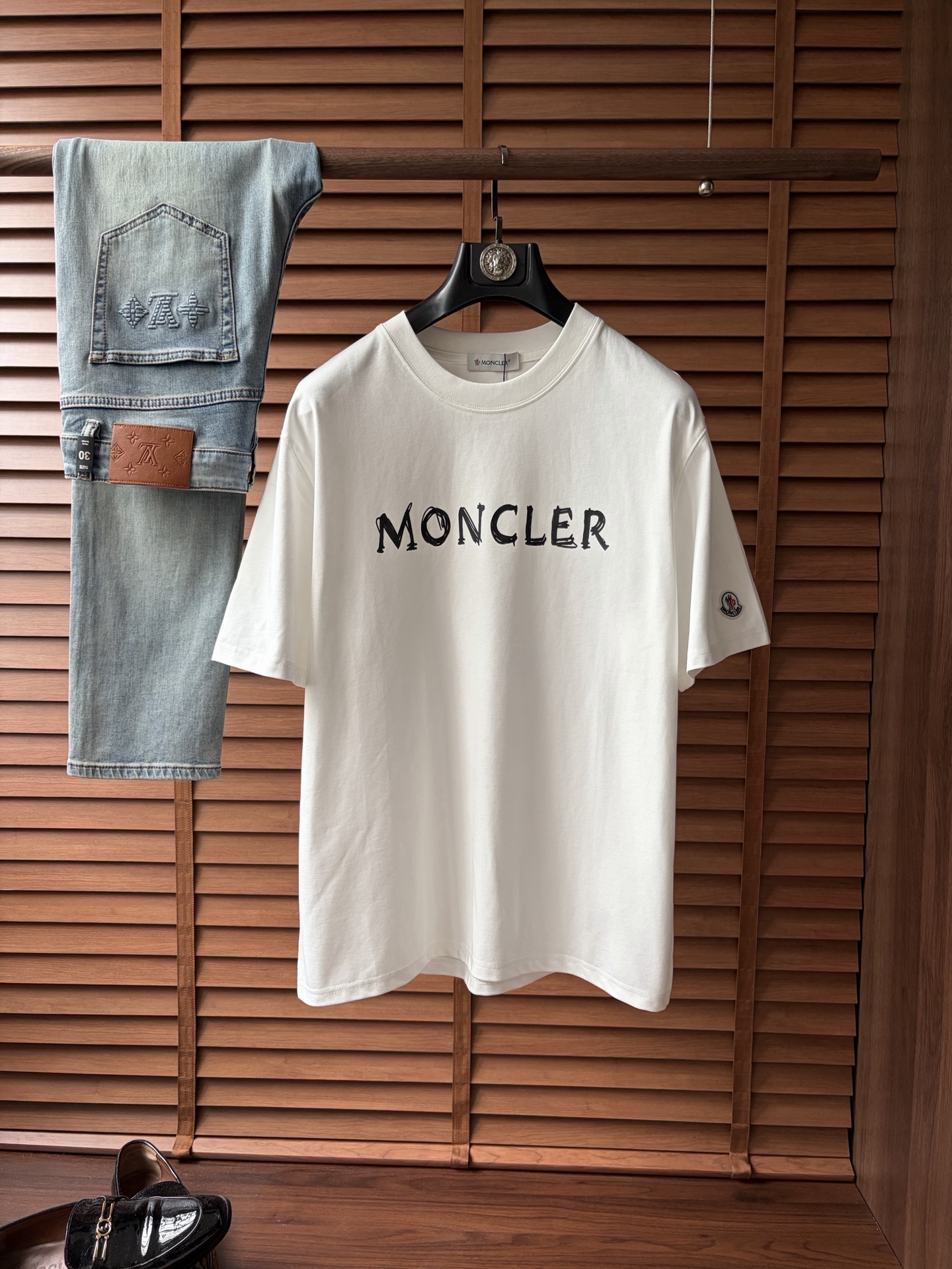 NO:907908,Meng's latest 2026ss spring and summer short-sleeved T-shirt is now available!  !  2026 new T-shirt, high version special fabric, high weight (260g) pure cotton fabric, comfortable yet wide upper body, classic craftsmanship, same style for men and women, loose version, fine workmanship, comfortable fabric upper body, super handsome upper body, same style for men and women, M-3XL (slightly wider version),, T-shirt, tees, t-shirt,19860909蒙‘’2026ss春夏最新款短袖T恤出货啦！！ 2026新款T恤 高版本专用面料 高克重（260g）纯棉面料 上身舒适不失挺阔 经典 工艺,男女同款 宽松版型 做工走线精细 面料上身舒适 超帅上身 男女同款M-3XL（版型微阔）,,T-shirt,tees，t-shirt,,Men's clothing