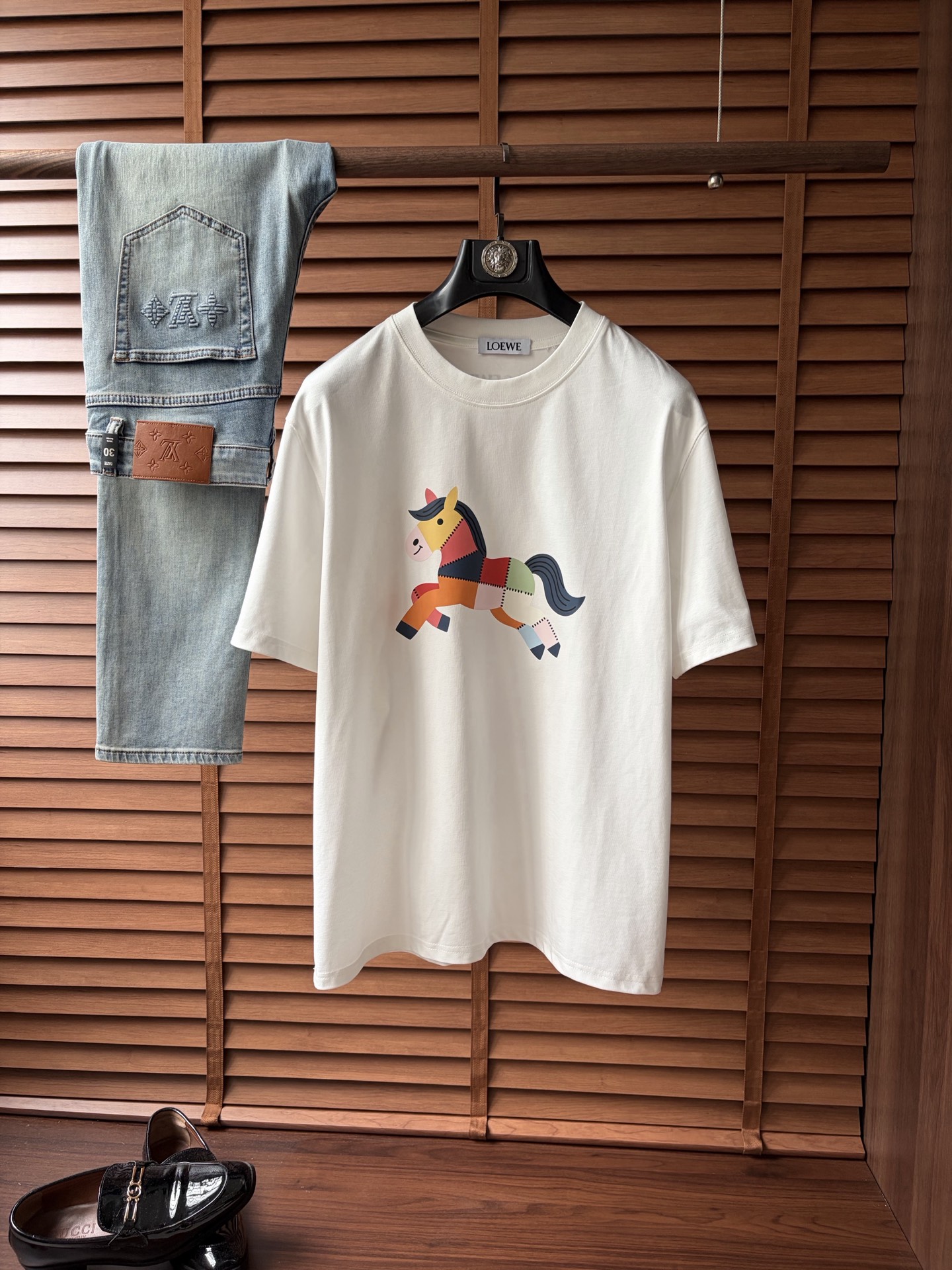 NO:907913,Loewe's latest 2026ss spring and summer short-sleeved T-shirt is now available!  !  2026 new T-shirt, high version special fabric, high weight (260g) pure cotton fabric, comfortable yet wide upper body, classic craftsmanship, same style for men and women, loose version, fine workmanship, comfortable fabric upper body, super handsome upper body, same style for men and women, M-3XL (slightly wider version),, loewe, T-shirt, tees, t-shirt,19860909罗意威 2026ss春夏最新款短袖T恤出货啦！！ 2026新款T恤 高版本专用面料 高克重（260g）纯棉面料 上身舒适不失挺阔 经典 工艺,男女同款 宽松版型 做工走线精细 面料上身舒适 超帅上身 男女同款M-3XL（版型微阔）,,loewe,T-shirt,tees，t-shirt,,Men's clothing