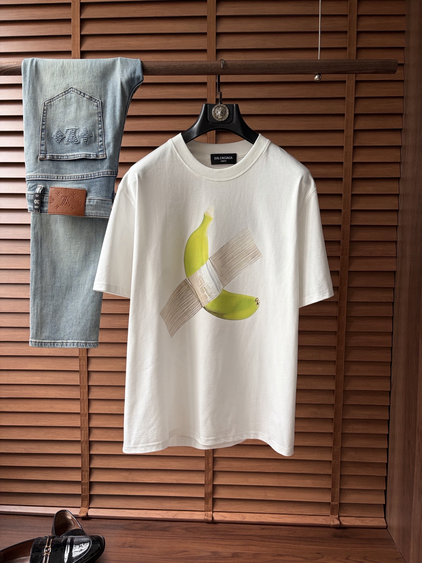 NO:934052,The latest Paris 2026ss spring and summer short-sleeved T-shirts are now available!  !  2026 new T-shirt, high version special fabric, high weight (260g) pure cotton fabric, comfortable yet wide upper body, classic craftsmanship, same style for men and women, loose version, fine workmanship, comfortable fabric upper body, super handsome upper body, same style for men and women, M-3XL (slightly wider version),, T-shirt, tees, t-shirt,19860909巴黎2026ss春夏最新款短袖T恤出货啦！！ 2026新款T恤 高版本专用面料 高克重（260g）纯棉面料 上身舒适不失挺阔 经典 工艺,男女同款 宽松版型 做工走线精细 面料上身舒适 超帅上身 男女同款M-3XL（版型微阔）,,T-shirt,tees，t-shirt,,Men's clothing
