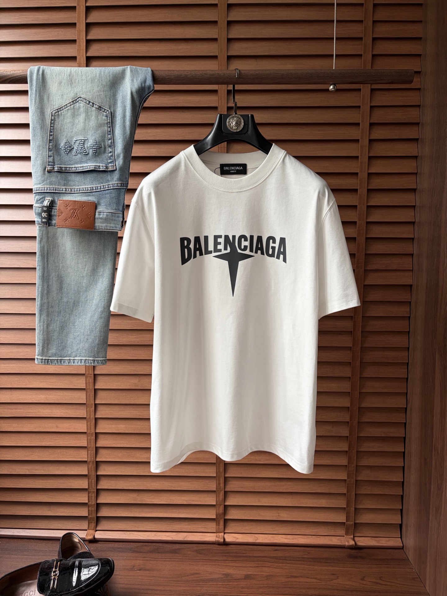 NO:907937,Paris's latest 2026ss spring and summer short-sleeved T-shirts are now available!  !  2026 new T-shirt, high version special fabric, high weight (260g) pure cotton fabric, comfortable yet wide upper body, classic craftsmanship, same style for men and women, loose version, fine workmanship, comfortable fabric upper body, super handsome upper body, same style for men and women, M-3XL (slightly wider version),, T-shirt, tees, t-shirt,19860909巴黎 2026ss春夏最新款短袖T恤出货啦！！ 2026新款T恤 高版本专用面料 高克重（260g）纯棉面料 上身舒适不失挺阔 经典 工艺,男女同款 宽松版型 做工走线精细 面料上身舒适 超帅上身 男女同款M-3XL（版型微阔）,,T-shirt,tees，t-shirt,,Men's clothing