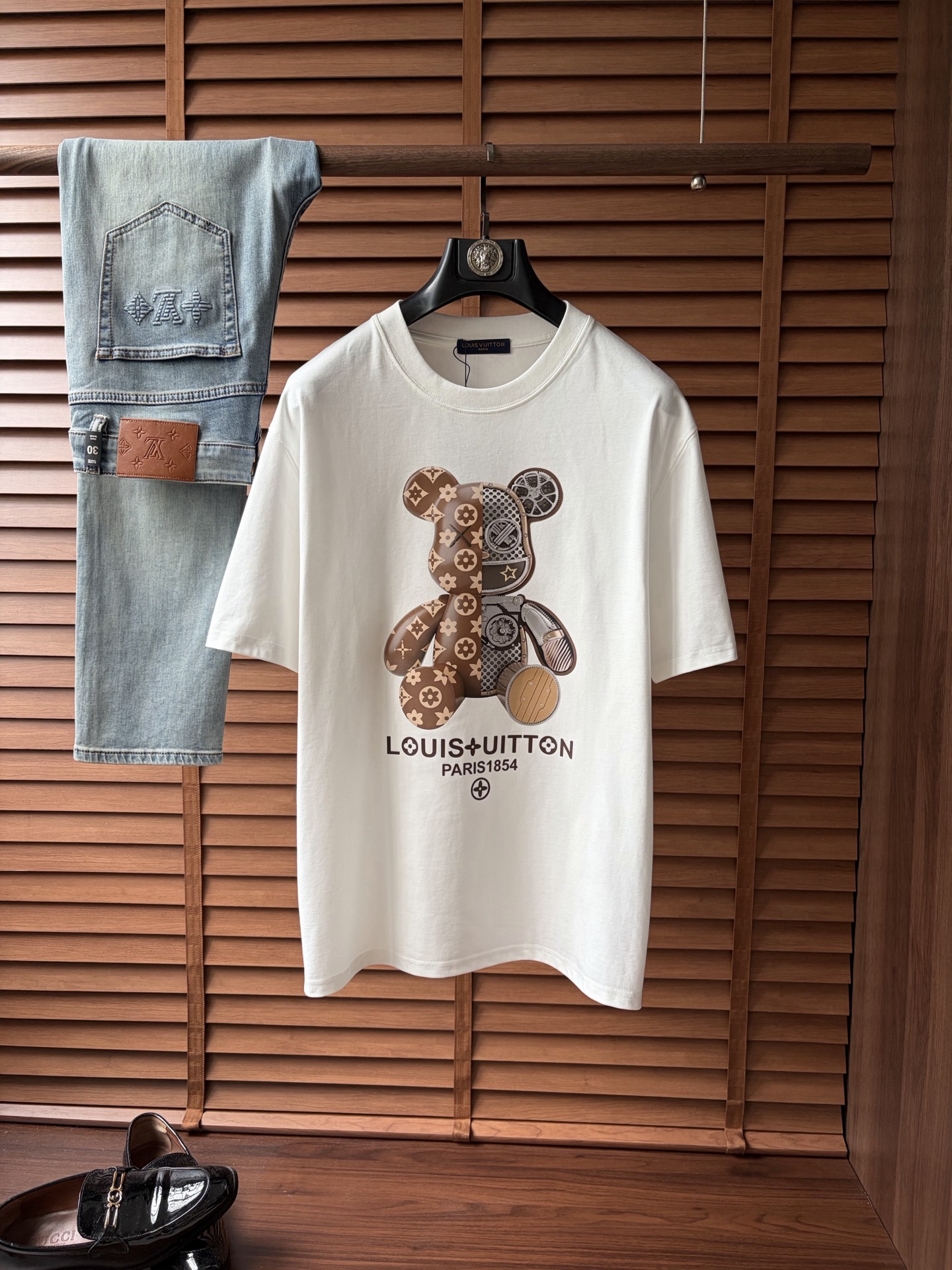 NO:907932,LV’s latest 2026ss spring and summer short-sleeved T-shirts are now available!  !  2026 new T-shirt, high version special fabric, high weight (260g) pure cotton fabric, comfortable yet wide upper body, classic craftsmanship, same style for men and women, loose fit, fine workmanship, comfortable fabric upper body, super handsome upper body, same style for men and women, M-3XL (slightly wider version),, louis vuitton, T-shirt, tees, t-shirt,19860909LV 2026ss春夏最新款短袖T恤出货啦！！ 2026新款T恤 高版本专用面料 高克重（260g）纯棉面料 上身舒适不失挺阔 经典 工艺,男女同款 宽松版型 做工走线精细 面料上身舒适 超帅上身 男女同款M-3XL（版型微阔）,,louis vuitton,T-shirt,tees，t-shirt,,Men's clothing