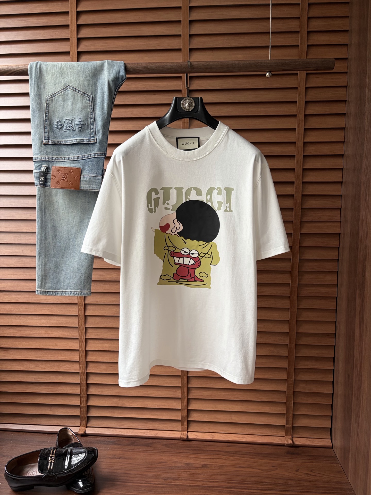 NO:934048,Gucci’s latest 2026ss spring and summer short-sleeved T-shirt is now available!  !  2026 new T-shirt, high version special fabric, high weight (260g) pure cotton fabric, comfortable yet wide upper body, classic craftsmanship, same style for men and women, loose version, fine workmanship, comfortable fabric upper body, super handsome upper body, same style for men and women, M-3XL (slightly wider version),, T-shirt, tees, t-shirt,19860909古奇 2026ss春夏最新款短袖T恤出货啦！！ 2026新款T恤 高版本专用面料 高克重（260g）纯棉面料 上身舒适不失挺阔 经典 工艺,男女同款 宽松版型 做工走线精细 面料上身舒适 超帅上身 男女同款M-3XL（版型微阔）,,T-shirt,tees，t-shirt,,Men's clothing