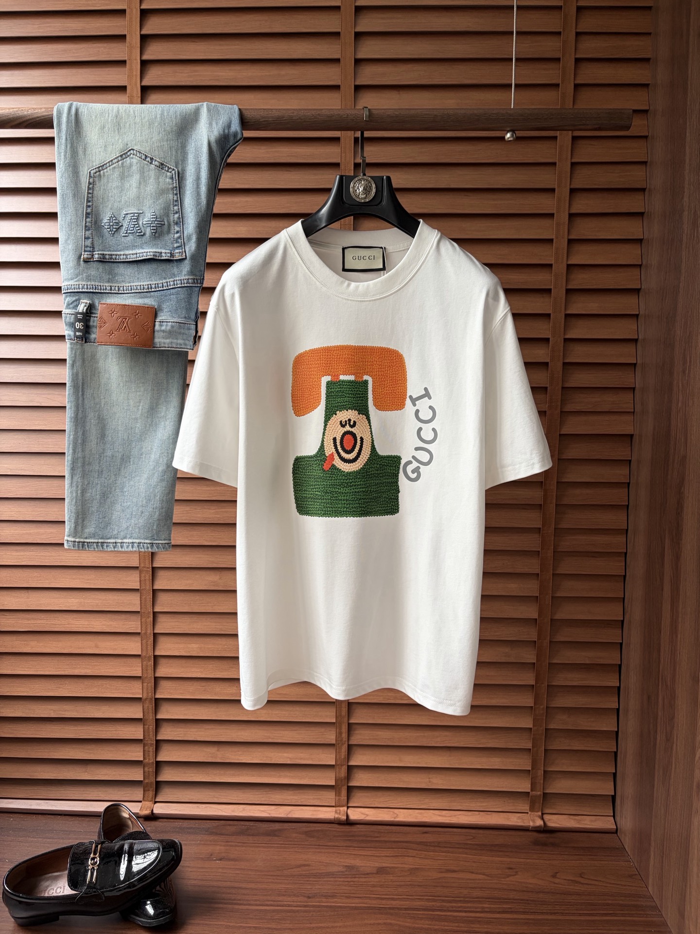 NO:907947,Gucci’s latest 2026ss spring and summer short-sleeved T-shirt is now available!  !  2026 new T-shirt, high version special fabric, high weight (260g) pure cotton fabric, comfortable yet wide upper body, classic craftsmanship, same style for men and women, loose version, fine workmanship, comfortable fabric upper body, super handsome upper body, same style for men and women, M-3XL (slightly wider version),, T-shirt, tees, t-shirt,19860909古奇 2026ss春夏最新款短袖T恤出货啦！！ 2026新款T恤 高版本专用面料 高克重（260g）纯棉面料 上身舒适不失挺阔 经典 工艺,男女同款 宽松版型 做工走线精细 面料上身舒适 超帅上身 男女同款M-3XL（版型微阔）,,T-shirt,tees，t-shirt,,Men's clothing