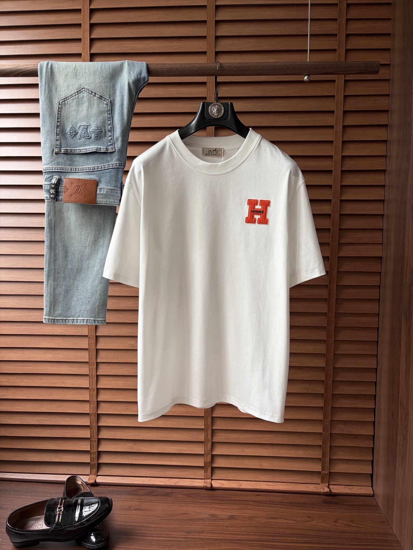 NO:907953,Aima's latest 2026ss spring and summer short-sleeved T-shirt is now available!  !  2026 new T-shirt, high-version special fabric, high weight (260g) pure cotton fabric, comfortable yet wide upper body, classic craftsmanship, same style for men and women, loose version, fine workmanship, comfortable fabric upper body, super handsome upper body, same style for men and women, M-3XL (slightly wider version), hermes, T-shirt, tees, t-shirt,19860909爱马‘’2026ss春夏最新款短袖T恤出货啦！！ 2026新款T恤 高版本专用面料 高克重（260g）纯棉面料 上身舒适不失挺阔 经典 工艺,男女同款 宽松版型 做工走线精细 面料上身舒适 超帅上身 男女同款M-3XL（版型微阔）,,hermes,T-shirt,tees，t-shirt,,Men's clothing