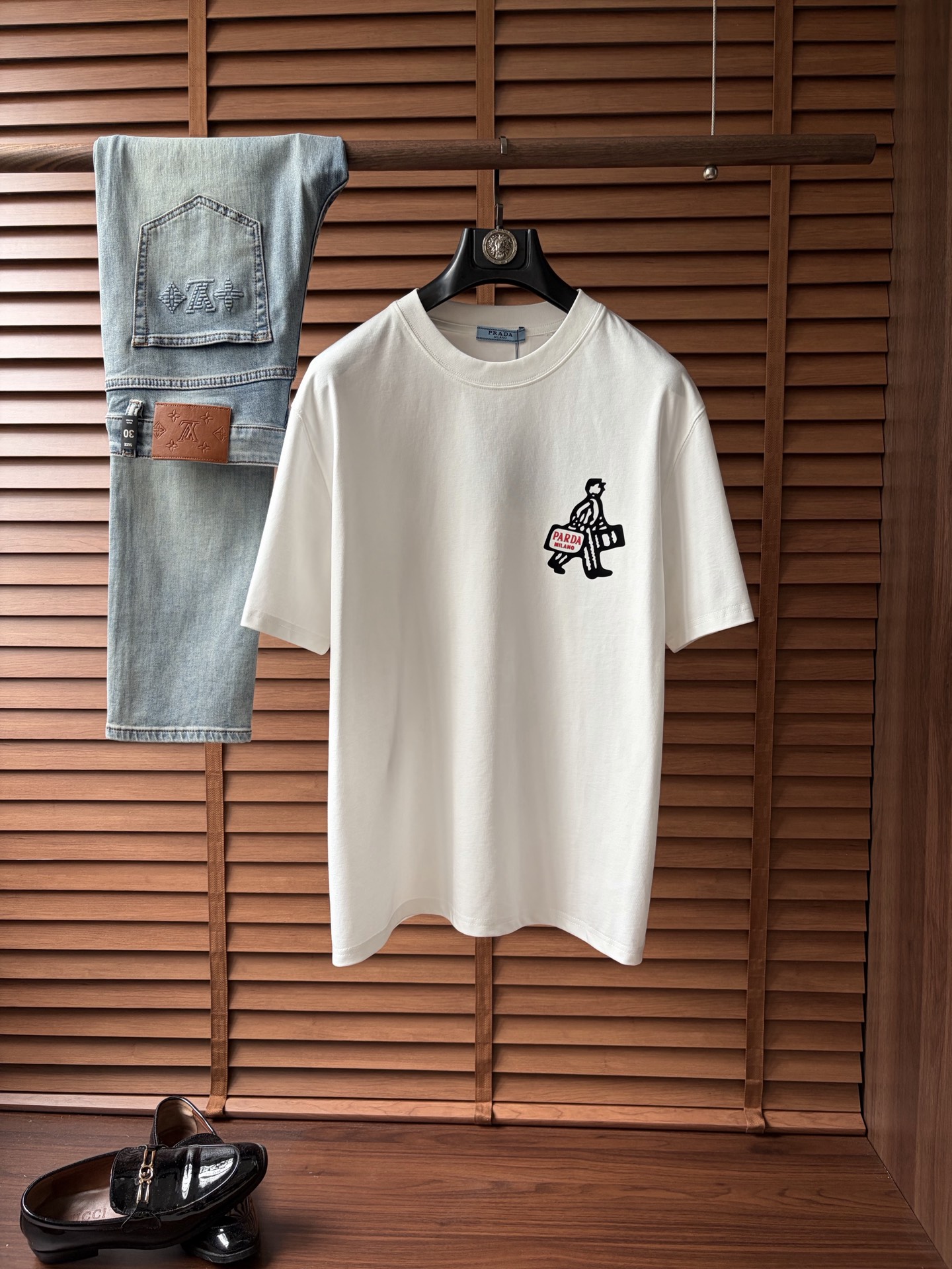 NO:907958,Pula's latest 2026ss spring and summer short-sleeved T-shirt is now available!  !  2026 new T-shirt, high version special fabric, high weight (260g) pure cotton fabric, comfortable yet wide upper body, classic craftsmanship, same style for men and women, loose version, fine workmanship, comfortable fabric upper body, super handsome upper body, same style for men and women, M-3XL (slightly wider version),, prada, T-shirt, tees, t-shirt,19860909普拉‘’2026ss春夏最新款短袖T恤出货啦！！ 2026新款T恤 高版本专用面料 高克重（260g）纯棉面料 上身舒适不失挺阔 经典 工艺,男女同款 宽松版型 做工走线精细 面料上身舒适 超帅上身 男女同款M-3XL（版型微阔）,,prada,T-shirt,tees，t-shirt,,Men's clothing