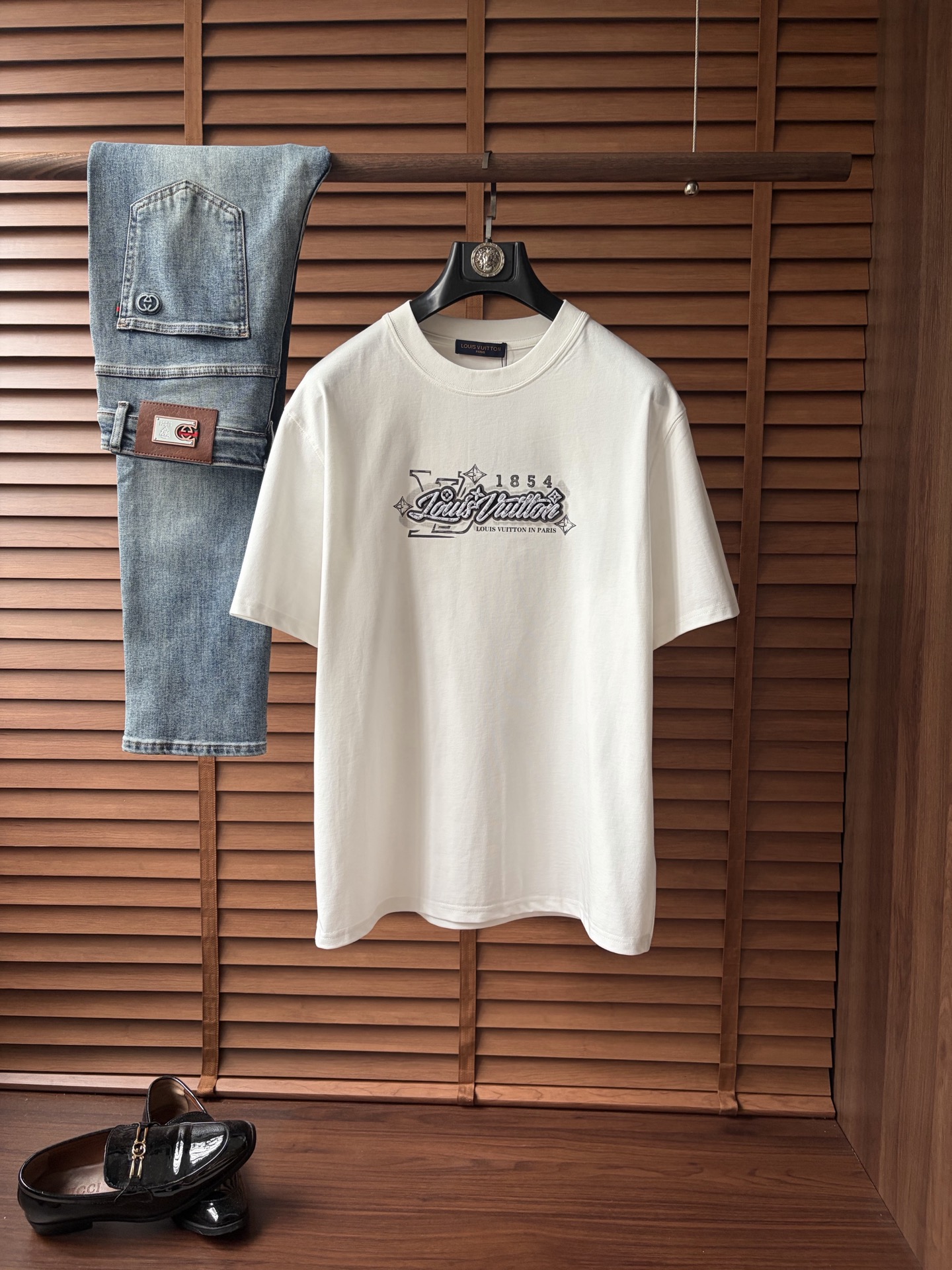 NO:906786,LouisVuitt* Louis*den's new 2026 spring and summer series of items are online. It is a very fashionable and avant-garde short-sleeved T-shirt for men and women, decorated with logo pattern printing!  It is different from the past and declares the design concept that the brand has inherited for many years!  Its eye-catching appeal is no less than any classic style, perfectly presenting the sense of fashion, high-end and luxury to the world!  It is made of imported 100% cotton material supplied by customers. It is a selection of high-quality pure cotton fabrics. It feels soft, waxy and delicate to the skin. The actual product will definitely exceed your imagination. It is extremely comfortable and breathable. Even if you sweat profusely, you will not feel greasy or stuffy. It maximizes sweat wicking and moisture absorption!  Size M-4XL,,louis vuitton,louis vuitton,T-shirt,tees,t-shirt,19860909LouisVuitt*路易*登 2026春夏全新系列单品上线,非常时髦前卫的一款男女同款短袖T恤,标识logo图案印花修饰！区别于以往的不同,宣示品牌传承多年的设计理念！其吸睛度完全不亚于任何经典款式,将时髦高级感与奢华感完美呈现在世人眼前！客供进口全棉材质制成,精选优质纯棉面料,触感软糯亲肤细腻,实物到手绝对超乎你的想象,贴身无比舒适透气,即便是汗流浃背也不会有腻身及闷热感可言,将排汗吸湿性发挥到了极致！尺码M-4XL,,louis vuitton,louis vuitton,T-shirt,tees，t-shirt,,Men's clothing