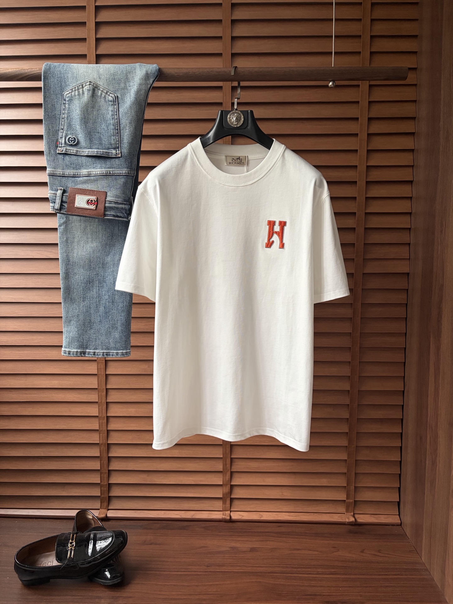 NO:906781,Hermès 2026 spring and summer new series of items are online, a very fashionable and avant-garde short-sleeved T-shirt for men and women, with logo printing and decoration!  It is different from the past and declares the design concept that the brand has inherited for many years!  Its eye-catching appeal is no less than any classic style, perfectly presenting the sense of fashion, high-end and luxury to the world!  It is made of imported 100% cotton material supplied by customers. It is a selection of high-quality pure cotton fabrics. It feels soft, waxy and delicate to the skin. The actual product will definitely exceed your imagination. It is extremely comfortable and breathable. Even if you sweat profusely, you will not feel greasy or stuffy. It maximizes sweat wicking and moisture absorption!  Size M-4XL,,hermes,T-shirt,tees,t-shirt,19860909爱马仕 2026春夏全新系列单品上线,非常时髦前卫的一款男女同款短袖T恤,标识logo图案印花修饰！区别于以往的不同,宣示品牌传承多年的设计理念！其吸睛度完全不亚于任何经典款式,将时髦高级感与奢华感完美呈现在世人眼前！客供进口全棉材质制成,精选优质纯棉面料,触感软糯亲肤细腻,实物到手绝对超乎你的想象,贴身无比舒适透气,即便是汗流浃背也不会有腻身及闷热感可言,将排汗吸湿性发挥到了极致！尺码M-4XL,,hermes,T-shirt,tees，t-shirt,,Men's clothing