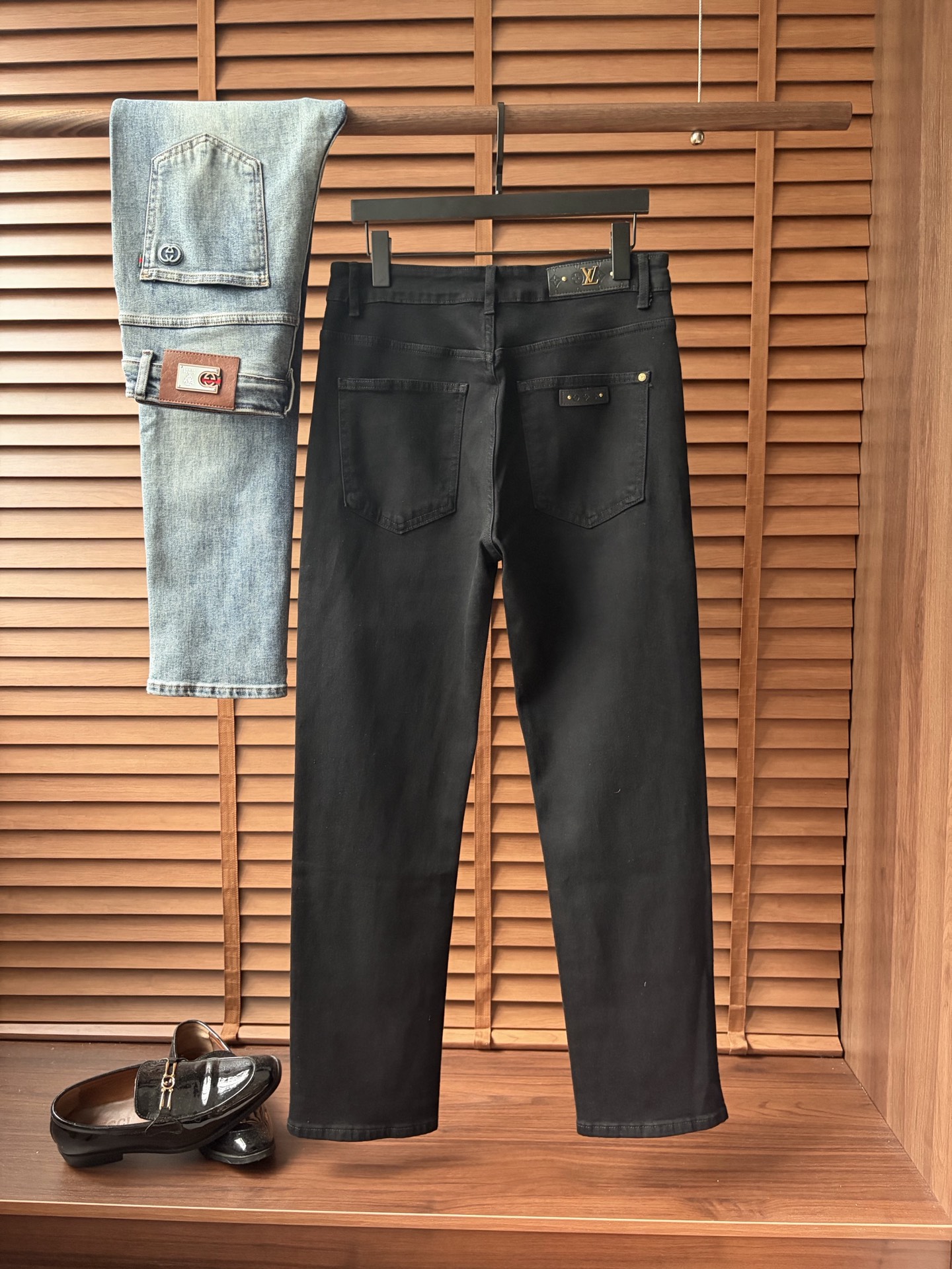 NO:918704,LV 2026 autumn and winter new men's jeans. The fabric is very elastic. Exclusively available on the official website. Fashionable and elegant. Heavy craftsmanship design. Using original color yeast washing process. Selected imported heavy denim denim fabric with high-end hardware decoration. Genuine leather label. Exquisite stitching. Low-key and light luxury. Worth owning. Size 28-38 (no 35) shipped next day, louis vuitton,jeans,19860909LV 2026秋冬新品男士牛仔裤 面料弹性好.独家发售 官网同步 时尚优雅 重工艺设计.采用原色酵母水洗工艺 精选进口重磅丹宁牛仔面料 配高档五金装饰 真皮皮牌 精致车线 低调轻奢 值得拥有.码数28-38（无35）隔天出货,,louis vuitton,jeans,,Men's clothing