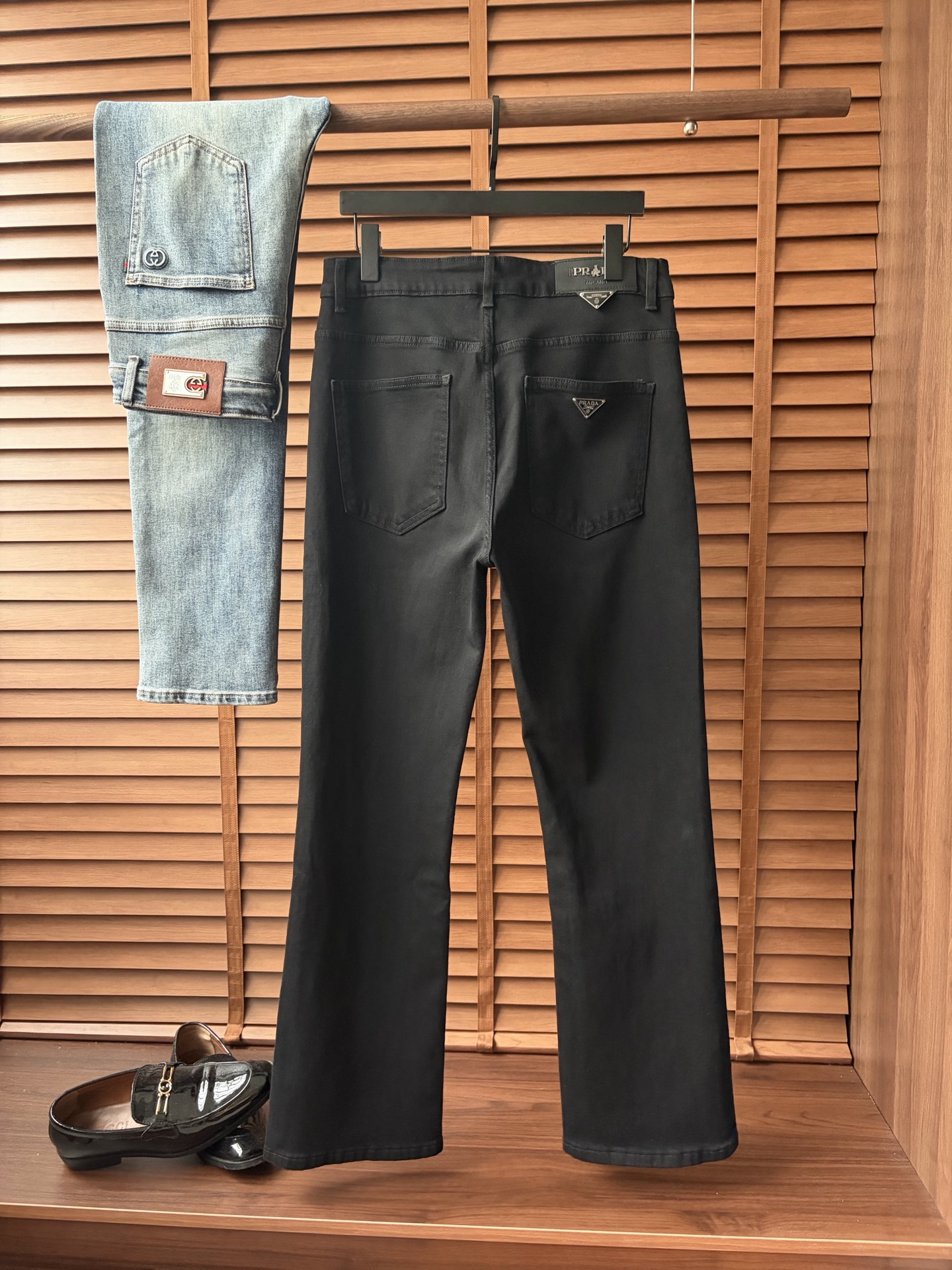 NO:918706,Prada 2026 autumn and winter new men's jeans. The fabric is very elastic. Exclusively available on the official website. Fashionable and elegant. Heavy craftsmanship design. Using original color yeast washing process. Selected imported heavy denim denim fabric with high-end hardware decoration. Genuine leather label. Exquisite stitching. Low-key and light luxury. Worth owning. Size 28-38 (no 35) shipped next day, prada,jeans,19860909普拉达 2026秋冬新品男士牛仔裤 面料弹性好.独家发售 官网同步 时尚优雅 重工艺设计.采用原色酵母水洗工艺 精选进口重磅丹宁牛仔面料 配高档五金装饰 真皮皮牌 精致车线 低调轻奢 值得拥有.码数28-38（无35）隔天出货,,prada,jeans,,Men's clothing