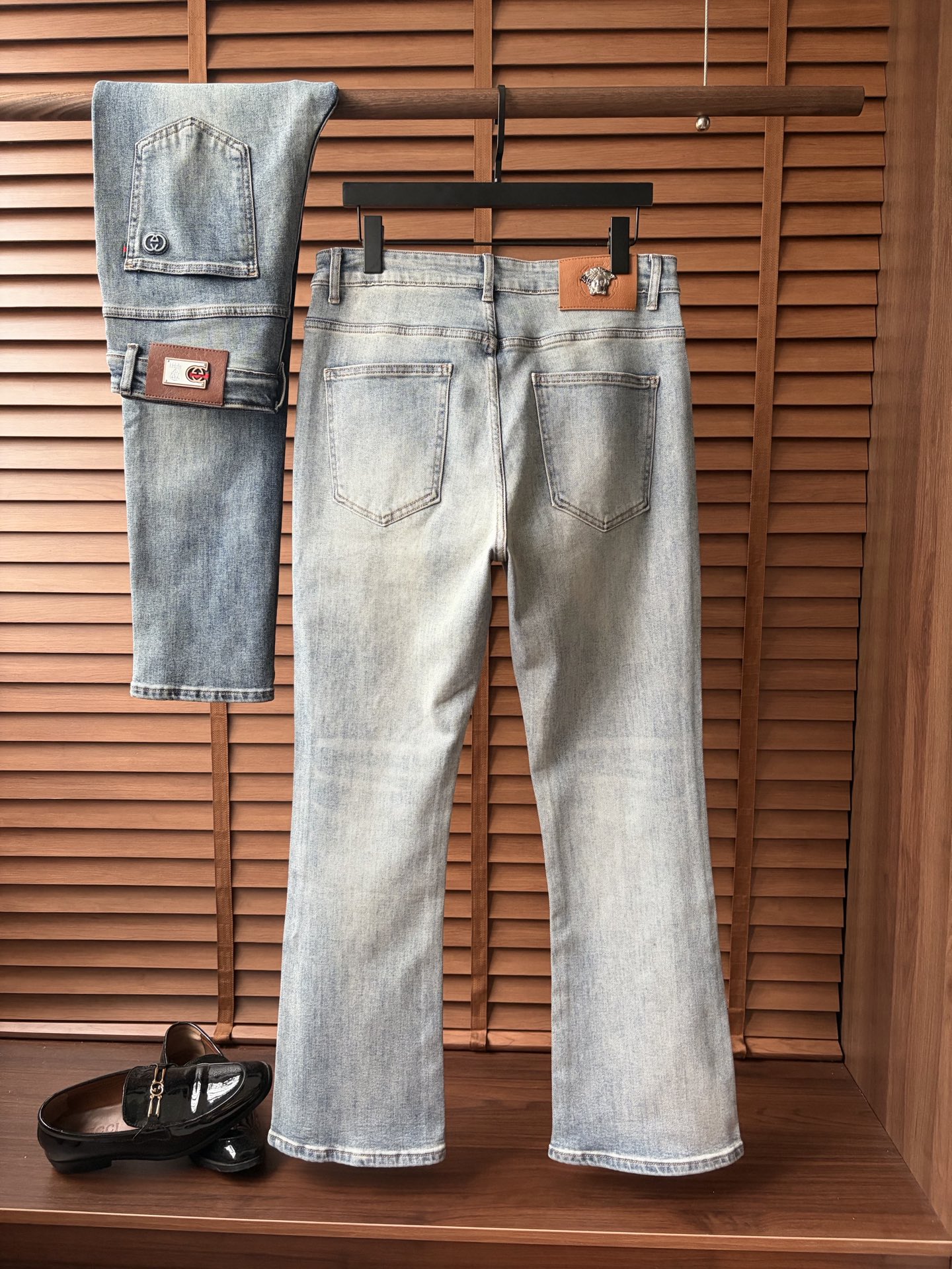 NO:918708,Versace's 2026 autumn and winter new men's jeans. The fabric has good elasticity. Exclusively available on the official website. Fashionable and elegant. Heavy craftsmanship design. Using original color yeast washing process. Selected imported heavyweight denim denim fabric with high-end hardware decoration. Genuine leather label. Exquisite stitching. Low-key and light luxury. Worth owning. Size 28-38 (no 35) shipped next day,,versace,jeans,19860909范思哲 2026秋冬新品男士牛仔裤 面料弹性好.独家发售 官网同步 时尚优雅 重工艺设计.采用原色酵母水洗工艺 精选进口重磅丹宁牛仔面料 配高档五金装饰 真皮皮牌 精致车线 低调轻奢 值得拥有.码数28-38（无35）隔天出货,,versace,jeans,,Men's clothing
