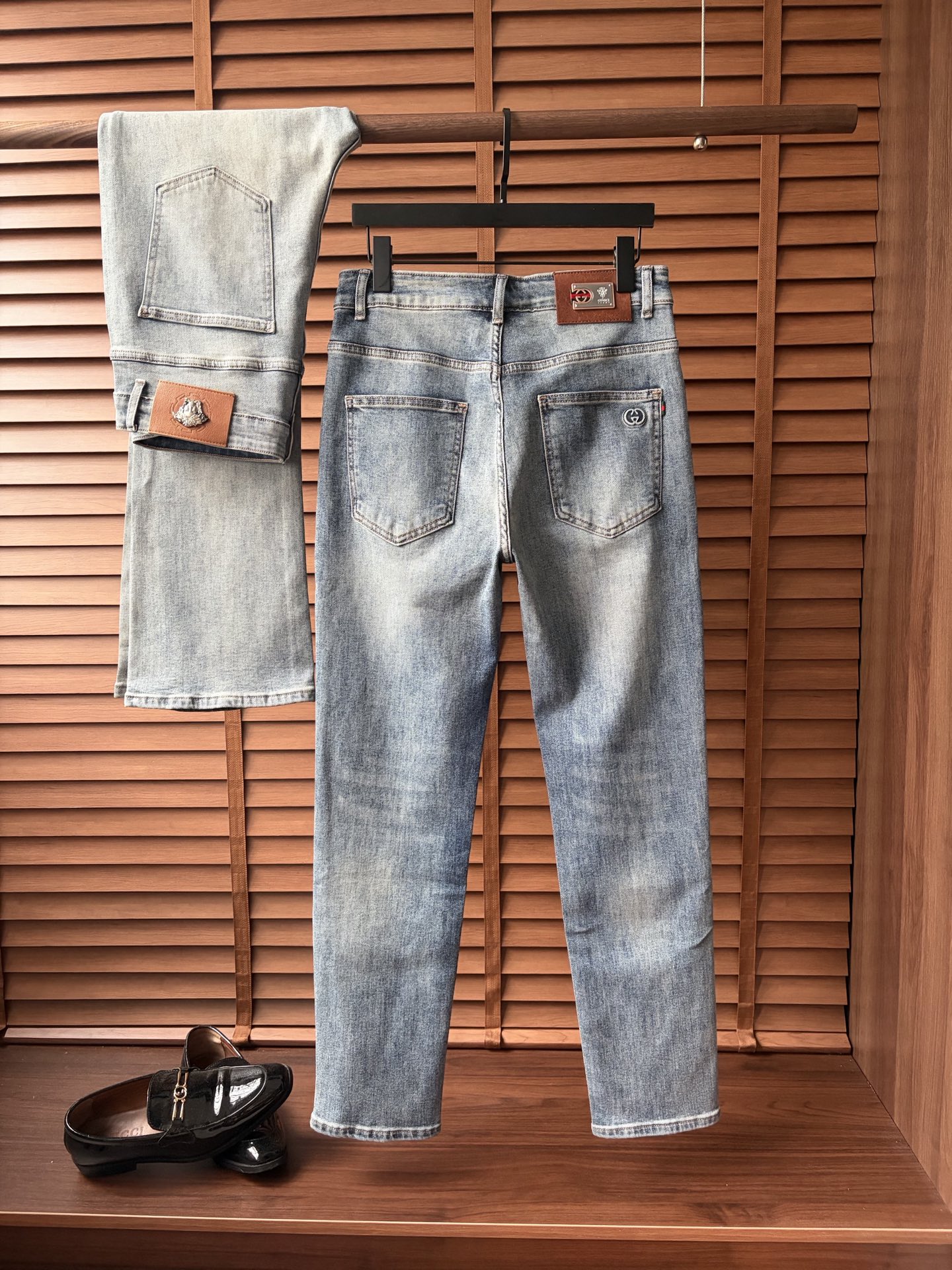NO:918710,Gucci's 2026 autumn and winter new men's jeans. The fabric has good elasticity. Exclusively available on the official website. Fashionable and elegant. Heavy craftsmanship design. Using original color yeast washing process. Selected imported heavy denim denim fabric with high-end hardware decoration. Genuine leather label. Exquisite stitching. Low-key and light luxury. Worth owning. Size 28-38 (no 35) shipped next day,,jeans,19860909古奇 2026秋冬新品男士牛仔裤 面料弹性好.独家发售 官网同步 时尚优雅 重工艺设计.采用原色酵母水洗工艺 精选进口重磅丹宁牛仔面料 配高档五金装饰 真皮皮牌 精致车线 低调轻奢 值得拥有.码数28-38（无35）隔天出货,,jeans,,Men's clothing