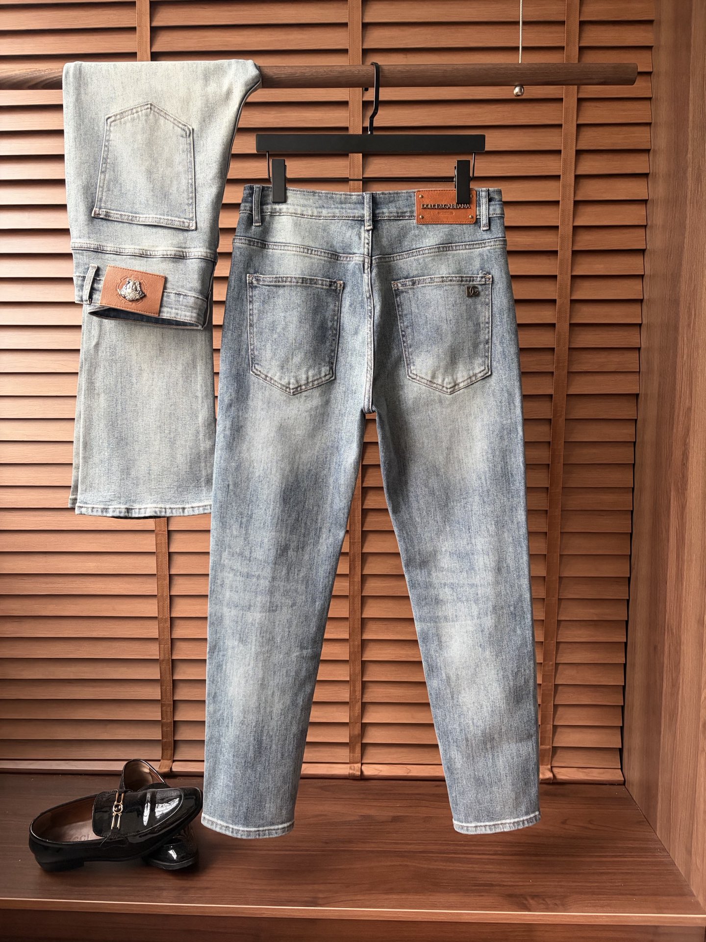 NO:918713,DG2026 autumn and winter new men's jeans. The fabric is very elastic. Exclusively available on the official website. Fashionable and elegant. Heavy craftsmanship design. Using original color yeast washing process. Selected imported heavyweight denim denim fabric with high-end hardware decoration. Genuine leather label. Exquisite stitching. Low-key and light luxury. Worth owning. Size 28-38 (no 35) shipped next day,,jeans,19860909DG2026秋冬新品男士牛仔裤 面料弹性好.独家发售 官网同步 时尚优雅 重工艺设计.采用原色酵母水洗工艺 精选进口重磅丹宁牛仔面料 配高档五金装饰 真皮皮牌 精致车线 低调轻奢 值得拥有.码数28-38（无35）隔天出货,,jeans,,Men's clothing