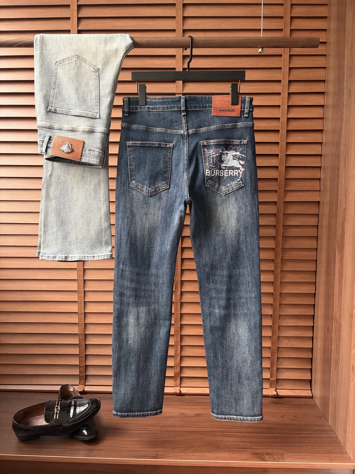 NO:918716,Burberry's 2026 autumn and winter new men's jeans. The fabric has good elasticity. Exclusively available on the official website. Fashionable and elegant. Heavy craftsmanship design. Using original color yeast washing process. Selected imported heavy denim denim fabric with high-end hardware decoration. Genuine leather label. Exquisite stitching. Low-key and light luxury. Worth owning. Size 28-38 (no 35) shipped next day, burberry,jeans,19860909巴宝莉 2026秋冬新品男士牛仔裤 面料弹性好.独家发售 官网同步 时尚优雅 重工艺设计.采用原色酵母水洗工艺 精选进口重磅丹宁牛仔面料 配高档五金装饰 真皮皮牌 精致车线 低调轻奢 值得拥有.码数28-38（无35）隔天出货,,burberry,jeans,,Men's clothing