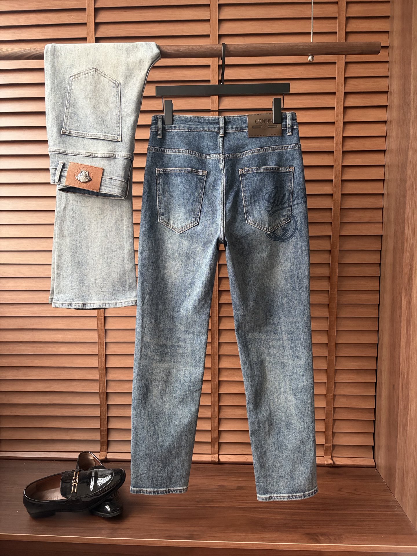 NO:918719,Gucci's 2026 autumn and winter new men's jeans. The fabric has good elasticity. Exclusively available on the official website. Fashionable and elegant. Heavy craftsmanship design. Adopt original color yeast washing process. Select imported heavy denim denim fabric with high-end hardware decoration. Genuine leather label. Exquisite stitching. Low-key and light luxury. Worth owning. Size 28-38 (no 35) shipped next day,,jeans,19860909古奇2026秋冬新品男士牛仔裤 面料弹性好.独家发售 官网同步 时尚优雅 重工艺设计.采用原色酵母水洗工艺 精选进口重磅丹宁牛仔面料 配高档五金装饰 真皮皮牌 精致车线 低调轻奢 值得拥有.码数28-38（无35）隔天出货,,jeans,,Men's clothing