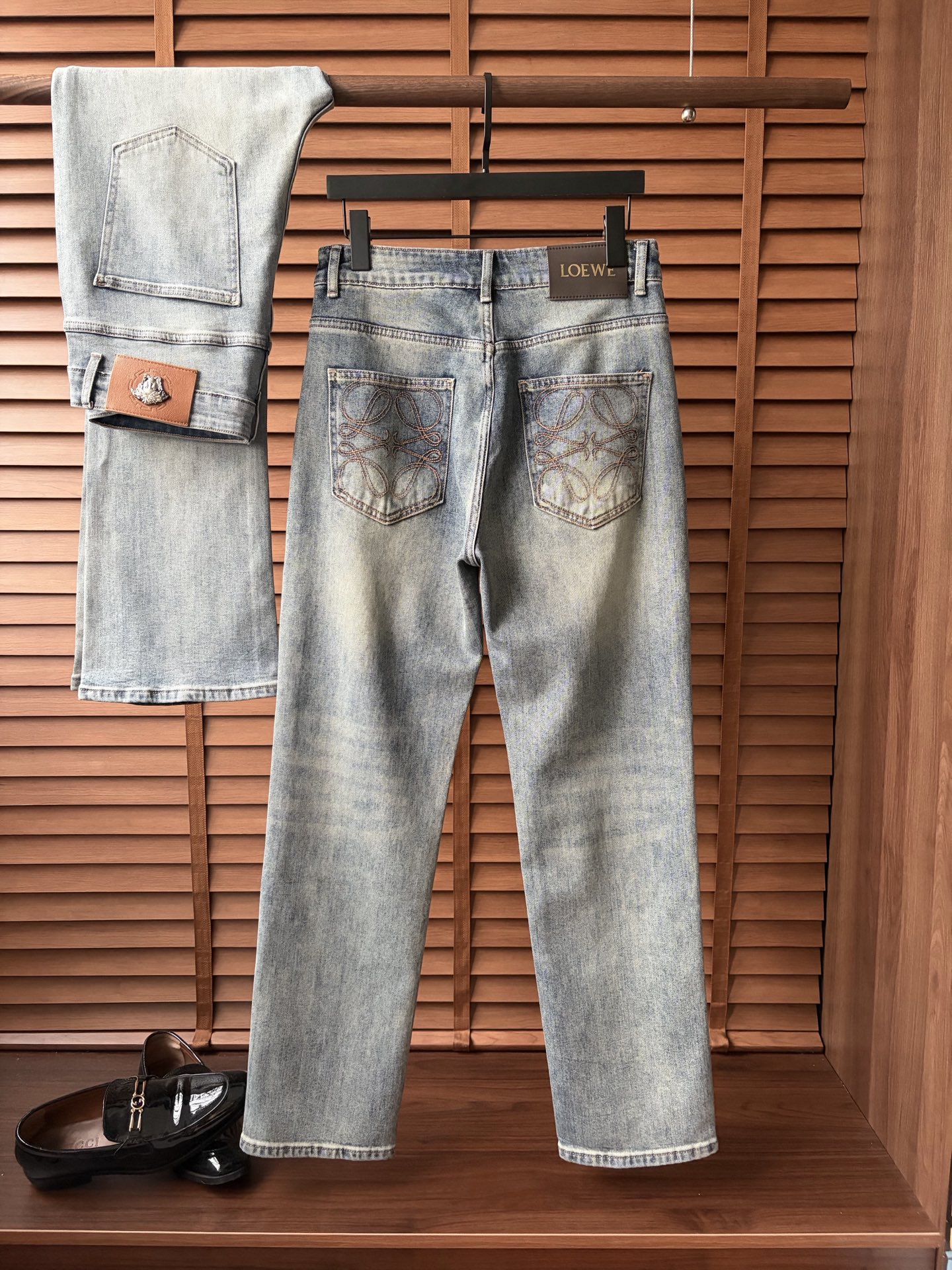 NO:918722,Loewe's 2026 autumn and winter new men's jeans. The fabric has good elasticity. Exclusively available on the official website. Fashionable and elegant. Heavy craftsmanship design. Using original color yeast washing process. Selected imported heavy denim denim fabric with high-end hardware decoration. Genuine leather label. Exquisite stitching. Low-key and light luxury. Worth owning. Size 28-38 (no 35) shipped next day, loewe,jeans,19860909罗意威 2026秋冬新品男士牛仔裤 面料弹性好.独家发售 官网同步 时尚优雅 重工艺设计.采用原色酵母水洗工艺 精选进口重磅丹宁牛仔面料 配高档五金装饰 真皮皮牌 精致车线 低调轻奢 值得拥有.码数28-38（无35）隔天出货,,loewe,jeans,,Men's clothing