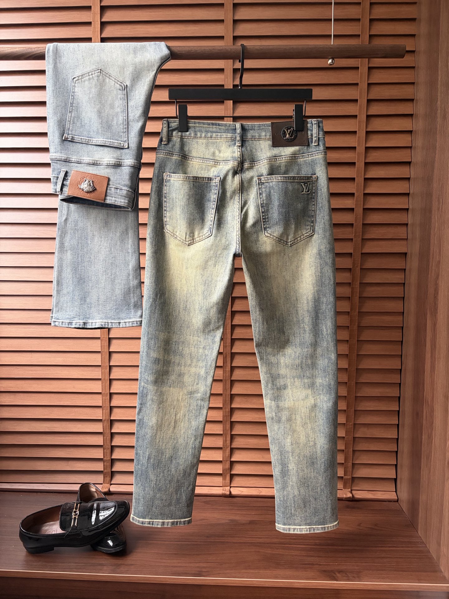 NO:918728,LV 2026 autumn and winter new men's jeans. The fabric is very elastic. Exclusively available on the official website. Fashionable and elegant. Heavy craftsmanship design. Using original color yeast washing process. Selected imported heavy denim denim fabric with high-end hardware decoration. Genuine leather label. Exquisite stitching. Low-key and light luxury. Worth owning. Size 28-38 (no 35) shipped next day, louis vuitton,jeans,19860909LV 2026秋冬新品男士牛仔裤 面料弹性好.独家发售 官网同步 时尚优雅 重工艺设计.采用原色酵母水洗工艺 精选进口重磅丹宁牛仔面料 配高档五金装饰 真皮皮牌 精致车线 低调轻奢 值得拥有.码数28-38（无35）隔天出货,,louis vuitton,jeans,,Men's clothing