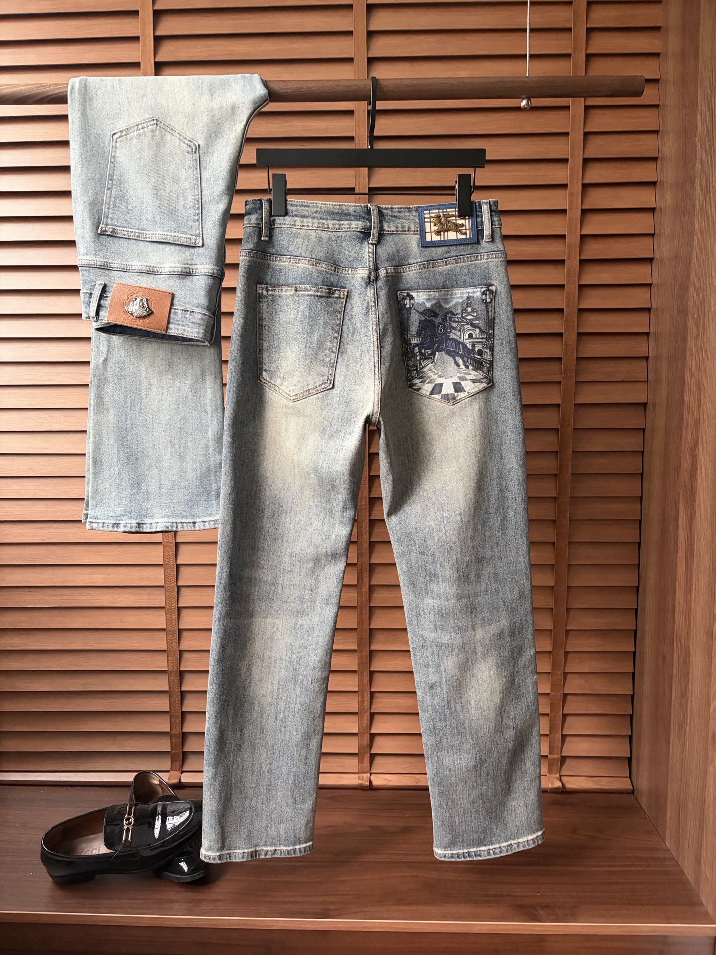 NO:918731,Burberry's 2026 autumn and winter new men's jeans. The fabric has good elasticity. Exclusively available on the official website. Fashionable and elegant. Heavy craftsmanship design. Using original color yeast washing process. Selected imported heavy denim denim fabric with high-end hardware decoration. Genuine leather label. Exquisite stitching. Low-key and light luxury. Worth owning. Size 28-38 (no 35) shipped next day, burberry,jeans,19860909巴宝莉 2026秋冬新品男士牛仔裤 面料弹性好.独家发售 官网同步 时尚优雅 重工艺设计.采用原色酵母水洗工艺 精选进口重磅丹宁牛仔面料 配高档五金装饰 真皮皮牌 精致车线 低调轻奢 值得拥有.码数28-38（无35）隔天出货,,burberry,jeans,,Men's clothing