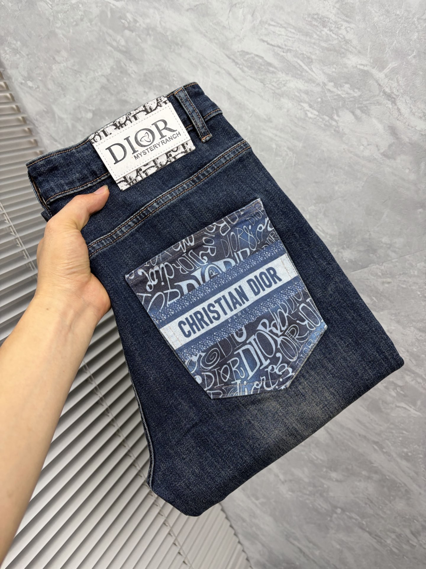 NO:917300,dr 2026 autumn and winter new men's jeans. The fabric is very elastic. Exclusively available on the official website. Fashionable and elegant. Heavy craftsmanship design. Using original color yeast washing process. Selected imported heavyweight denim denim fabric with high-end hardware decoration. Genuine leather label. Exquisite stitching. Low-key and light luxury. Worth owning. Size 28-38 (no 35) shipped next day,,jeans,19860909dr 2026秋冬新品男士牛仔裤 面料弹性好.独家发售 官网同步 时尚优雅 重工艺设计.采用原色酵母水洗工艺 精选进口重磅丹宁牛仔面料 配高档五金装饰 真皮皮牌 精致车线 低调轻奢 值得拥有.码数28-38（无35）隔天出货,,jeans,,Men's clothing