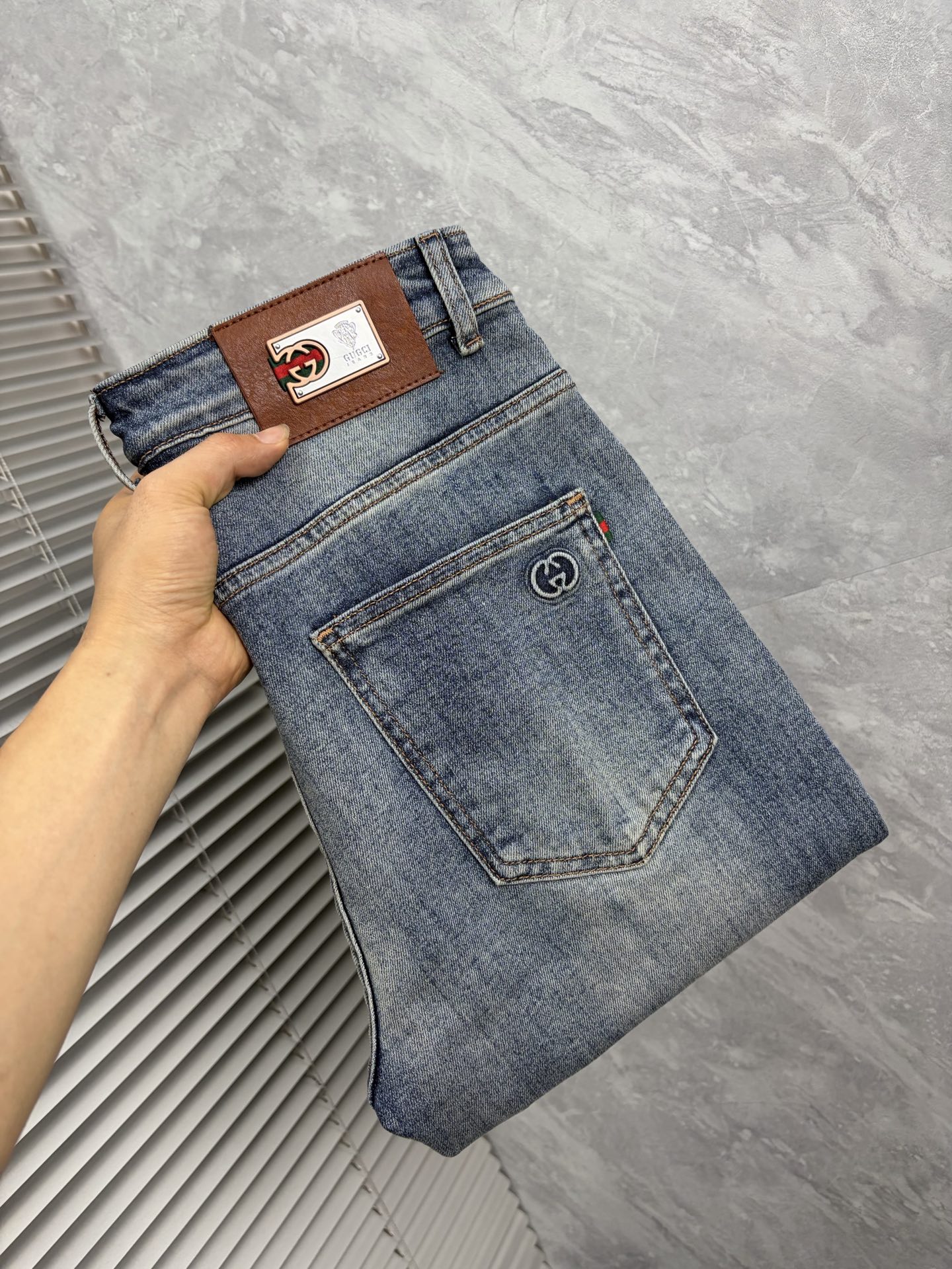 NO:917303,Gucci 2026 autumn and winter new men's jeans. The fabric has good elasticity. Exclusively available on the official website. Fashionable and elegant. Heavy craftsmanship design. Using original color yeast washing process. Selected imported heavy denim denim fabric with high-end hardware decoration. Genuine leather label. Exquisite stitching. Low-key and light luxury. Worth owning. Size 28-38 (no 35) shipped next day,,jeans,19860909古奇 2026秋冬新品男士牛仔裤 面料弹性好.独家发售 官网同步 时尚优雅 重工艺设计.采用原色酵母水洗工艺 精选进口重磅丹宁牛仔面料 配高档五金装饰 真皮皮牌 精致车线 低调轻奢 值得拥有.码数28-38（无35）隔天出货,,jeans,,Men's clothing