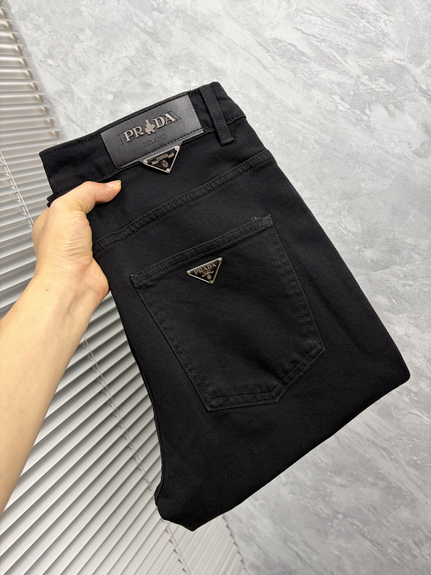 NO:917308,Prada 2026 autumn and winter new men's jeans. The fabric is very elastic. Exclusively available on the official website. Fashionable and elegant. Heavy craftsmanship design. Using original color yeast washing process. Selected imported heavy denim denim fabric with high-end hardware decoration. Genuine leather label. Exquisite stitching. Low-key and light luxury. Worth owning. Size 28-38 (no 35) shipped next day, prada,jeans,19860909普拉达 2026秋冬新品男士牛仔裤 面料弹性好.独家发售 官网同步 时尚优雅 重工艺设计.采用原色酵母水洗工艺 精选进口重磅丹宁牛仔面料 配高档五金装饰 真皮皮牌 精致车线 低调轻奢 值得拥有.码数28-38（无35）隔天出货,,prada,jeans,,Men's clothing