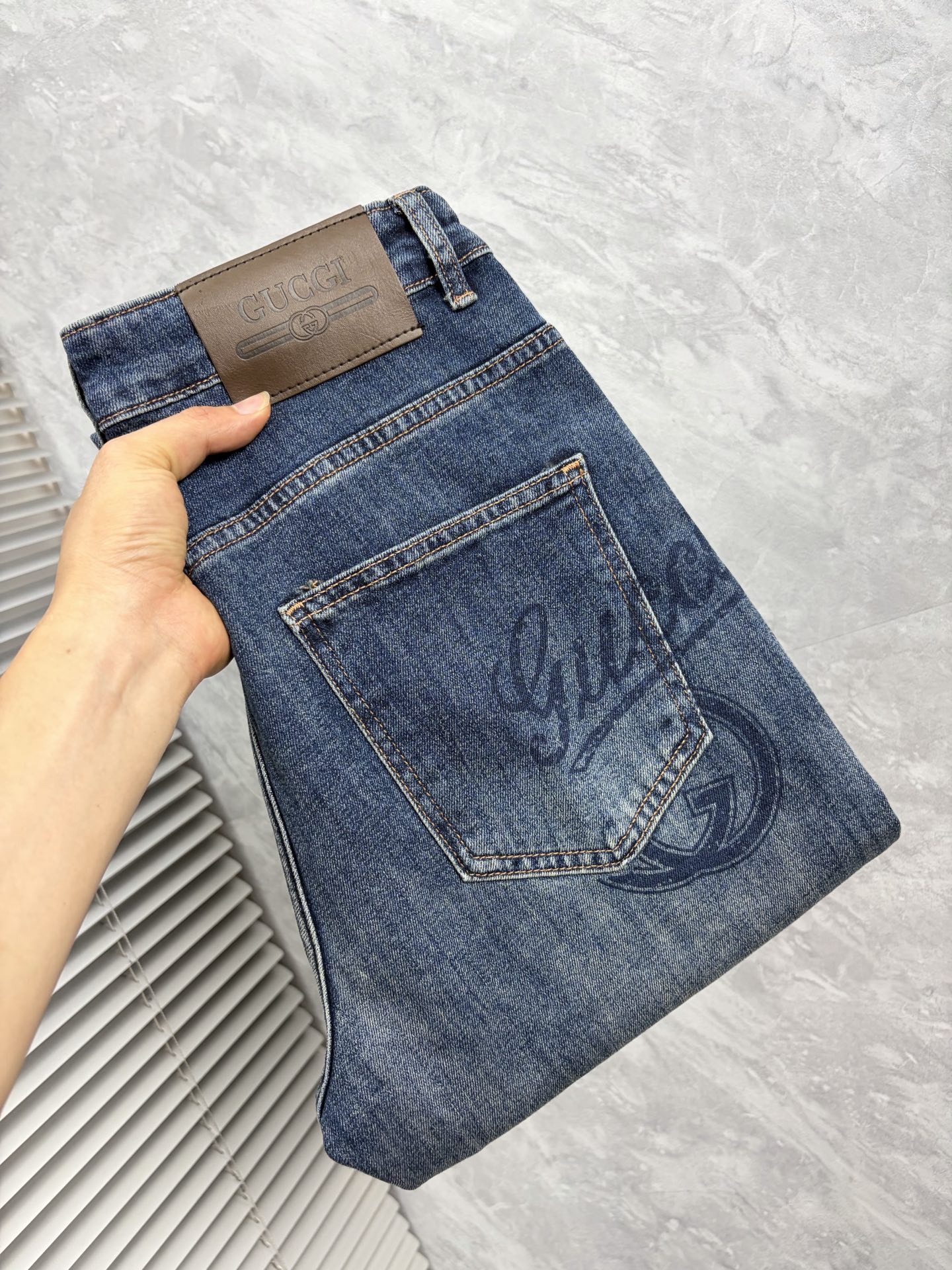 NO:917310,Gucci 2026 autumn and winter new men's jeans. The fabric has good elasticity. Exclusively available on the official website. Fashionable and elegant. Heavy craftsmanship design. Using original color yeast washing process. Selected imported heavy denim denim fabric with high-end hardware decoration. Genuine leather label. Exquisite stitching. Low-key and light luxury. Worth owning. Size 28-38 (no 35) shipped next day,,jeans,19860909古奇 2026秋冬新品男士牛仔裤 面料弹性好.独家发售 官网同步 时尚优雅 重工艺设计.采用原色酵母水洗工艺 精选进口重磅丹宁牛仔面料 配高档五金装饰 真皮皮牌 精致车线 低调轻奢 值得拥有.码数28-38（无35）隔天出货,,jeans,,Men's clothing