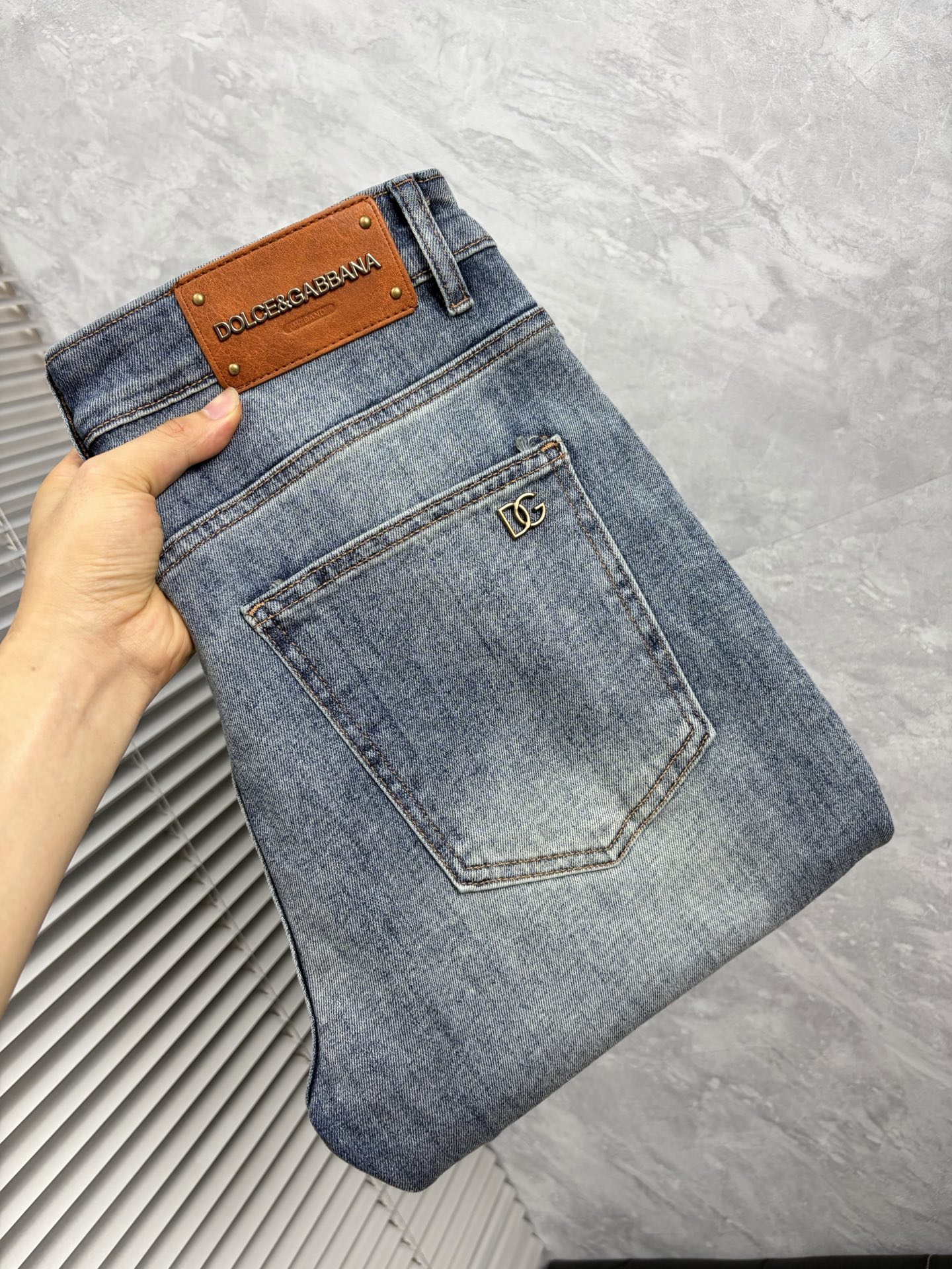 NO:917312,DG 2026 autumn and winter new men's jeans. The fabric has good elasticity. Exclusively available on the official website. Fashionable and elegant. Heavy craftsmanship design. Using original color yeast washing process. Selected imported heavyweight denim denim fabric with high-end hardware decoration. Genuine leather label. Exquisite stitching. Low-key and light luxury. Worth owning. Size 28-38 (no 35) shipped next day,,jeans,19860909DG 2026秋冬新品男士牛仔裤 面料弹性好.独家发售 官网同步 时尚优雅 重工艺设计.采用原色酵母水洗工艺 精选进口重磅丹宁牛仔面料 配高档五金装饰 真皮皮牌 精致车线 低调轻奢 值得拥有.码数28-38（无35）隔天出货,,jeans,,Men's clothing