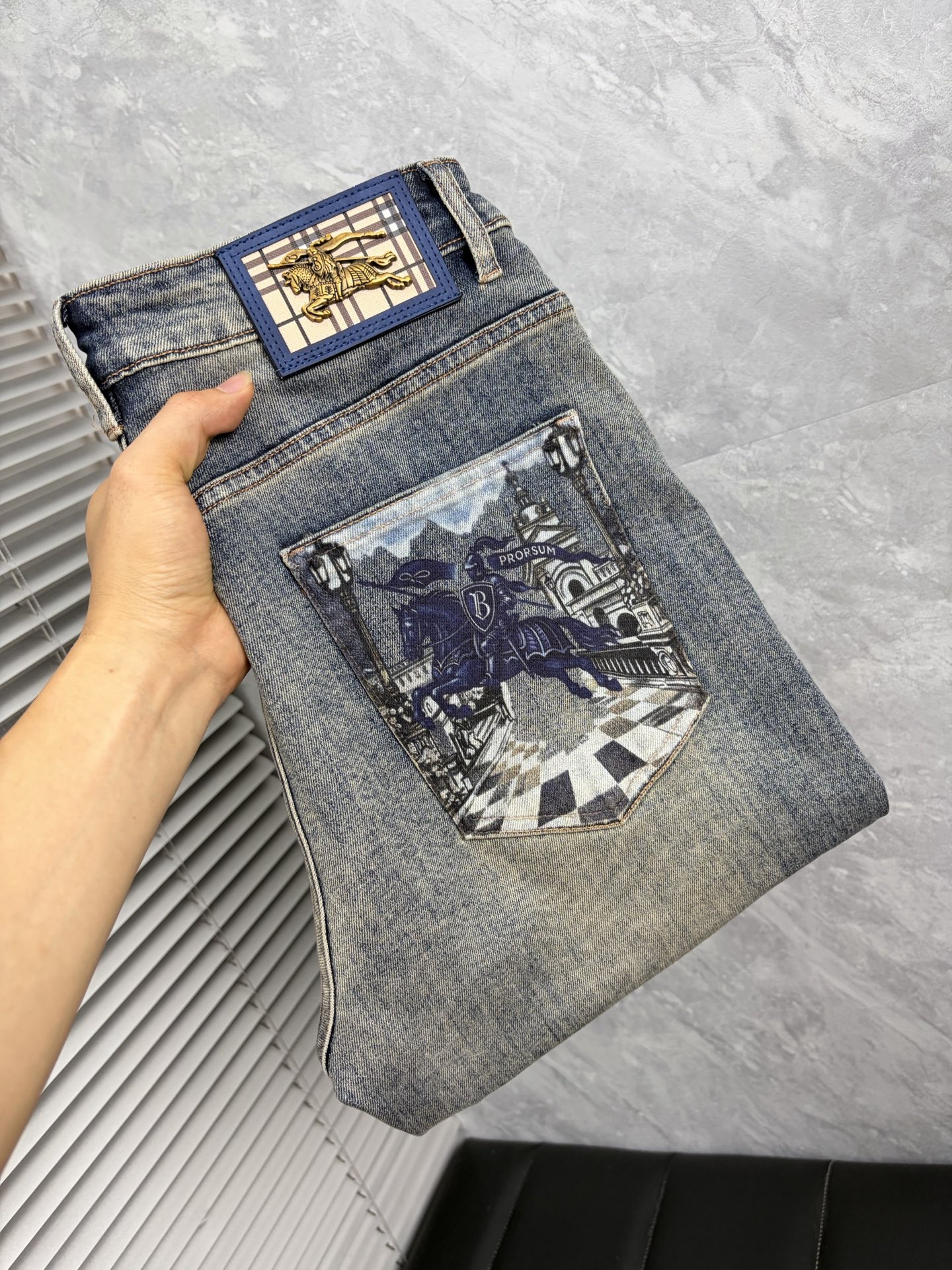 NO:917314,Burberry's 2026 autumn and winter new men's jeans. The fabric has good elasticity. Exclusively available on the official website. Fashionable and elegant. Heavy craftsmanship design. Using original color yeast washing process. Selected imported heavy denim denim fabric with high-end hardware decoration. Genuine leather label. Exquisite stitching. Low-key and light luxury. Worth owning. Size 28-38 (no 35) shipped next day, burberry,jeans,19860909巴宝莉 2026秋冬新品男士牛仔裤 面料弹性好.独家发售 官网同步 时尚优雅 重工艺设计.采用原色酵母水洗工艺 精选进口重磅丹宁牛仔面料 配高档五金装饰 真皮皮牌 精致车线 低调轻奢 值得拥有.码数28-38（无35）隔天出货,,burberry,jeans,,Men's clothing
