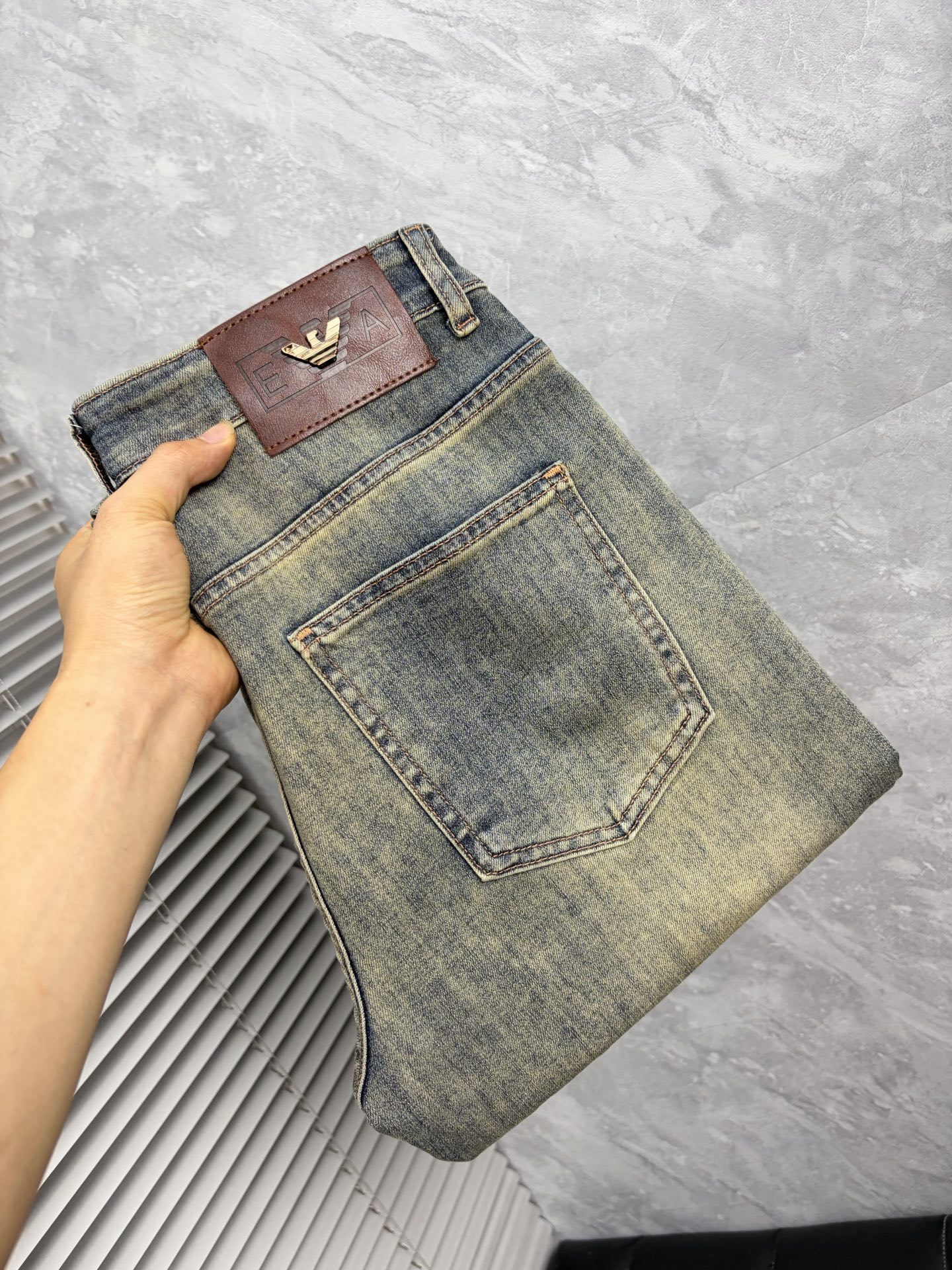 NO:917316,Armani 2026 autumn and winter new men's jeans. The fabric is very elastic. Exclusively available on the official website. Fashionable and elegant. Heavy craftsmanship design. Using original color yeast washing process. Selected imported heavy denim denim fabric with high-end hardware decoration. Genuine leather label. Exquisite stitching. Low-key luxury. Worth owning. Size 28-38 (no 35) shipped next day, armani,jeans,19860909阿玛尼 2026秋冬新品男士牛仔裤 面料弹性好.独家发售 官网同步 时尚优雅 重工艺设计.采用原色酵母水洗工艺 精选进口重磅丹宁牛仔面料 配高档五金装饰 真皮皮牌 精致车线 低调轻奢 值得拥有.码数28-38（无35）隔天出货,,armani,jeans,,Men's clothing