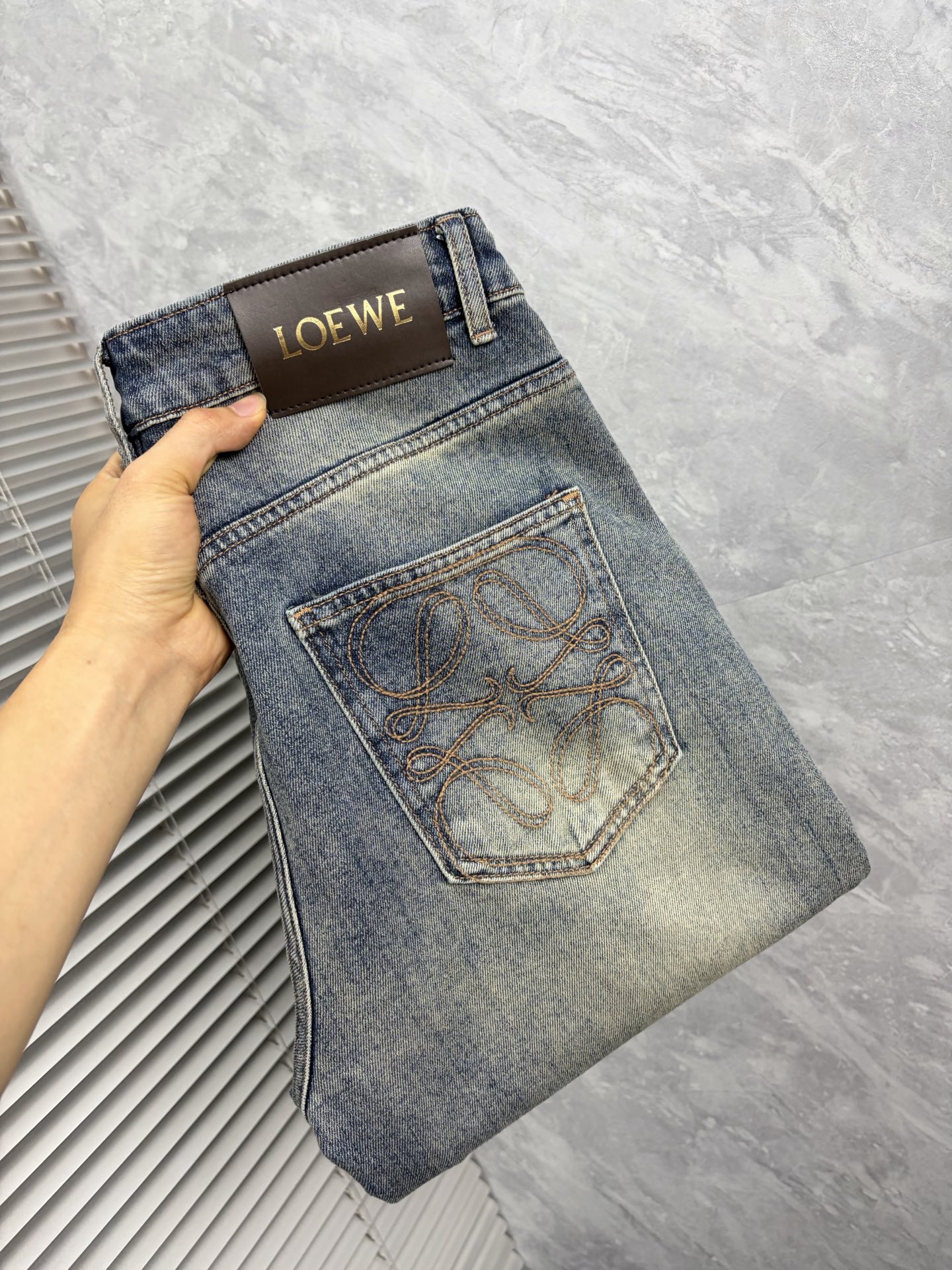NO:917318,Loewe's 2026 autumn and winter new men's jeans. The fabric has good elasticity. Exclusively available on the official website. Fashionable and elegant. Heavy craftsmanship design. Using original color yeast washing process. Selected imported heavy denim denim fabric with high-end hardware decoration. Genuine leather label. Exquisite stitching. Low-key and light luxury. Worth owning. Size 28-38 (no 35) shipped next day, loewe,jeans,19860909罗意威 2026秋冬新品男士牛仔裤 面料弹性好.独家发售 官网同步 时尚优雅 重工艺设计.采用原色酵母水洗工艺 精选进口重磅丹宁牛仔面料 配高档五金装饰 真皮皮牌 精致车线 低调轻奢 值得拥有.码数28-38（无35）隔天出货,,loewe,jeans,,Men's clothing