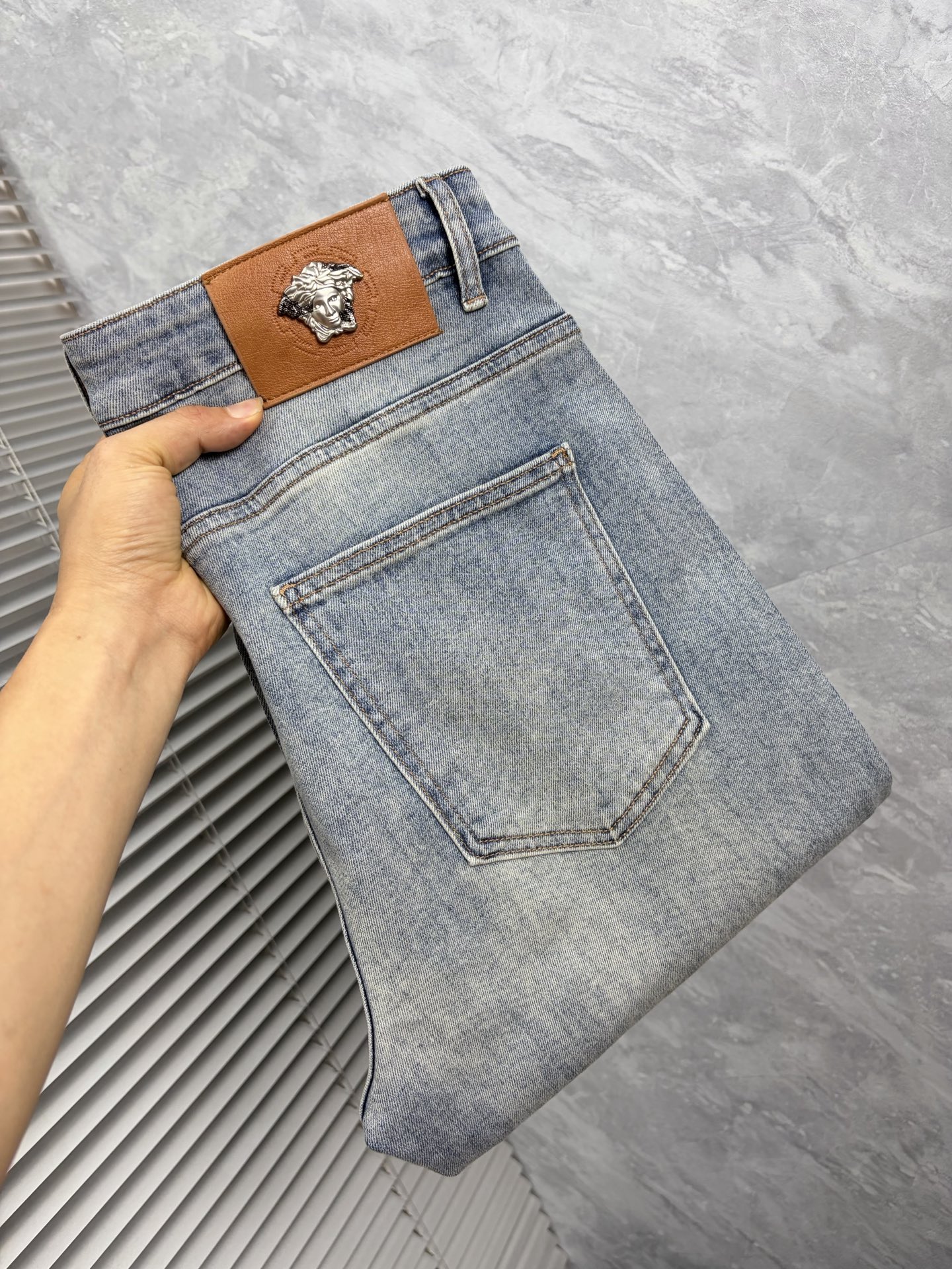 NO:917320,Versace's 2026 autumn and winter new men's jeans are made of good elasticity. Exclusively available on the official website. Fashionable and elegant. Heavy craftsmanship design. Using original color yeast washing process. Selected imported heavy denim denim fabric with high-end hardware decoration. Genuine leather label. Exquisite stitching. Low-key and light luxury. Worth owning. Size 28-38 (no 35) shipped next day, versace,jeans,19860909范思哲2026秋冬新品男士牛仔裤 面料弹性好.独家发售 官网同步 时尚优雅 重工艺设计.采用原色酵母水洗工艺 精选进口重磅丹宁牛仔面料 配高档五金装饰 真皮皮牌 精致车线 低调轻奢 值得拥有.码数28-38（无35）隔天出货,,versace,jeans,,Men's clothing
